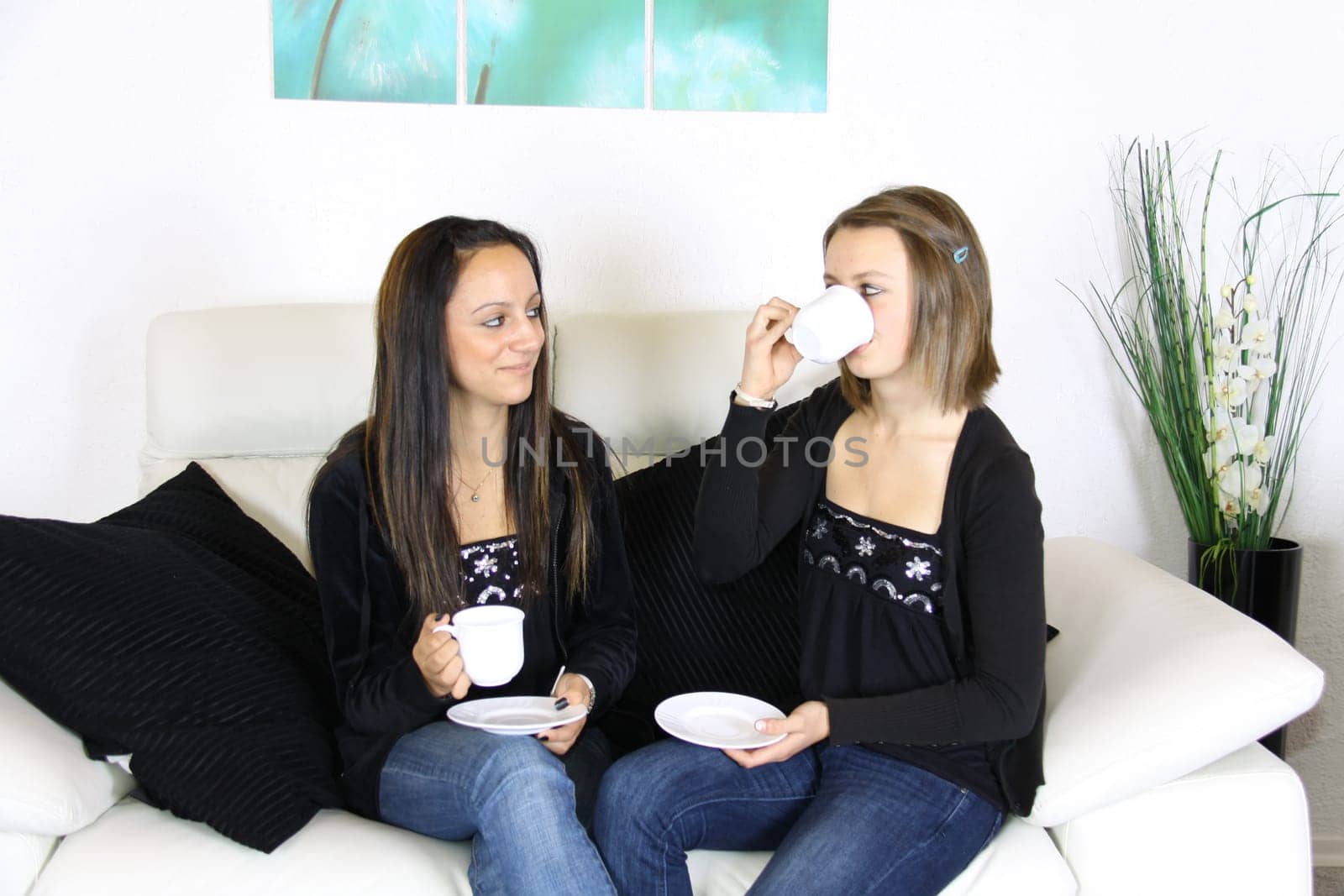 Girlfriends at the "Kaffeeklatsch"""