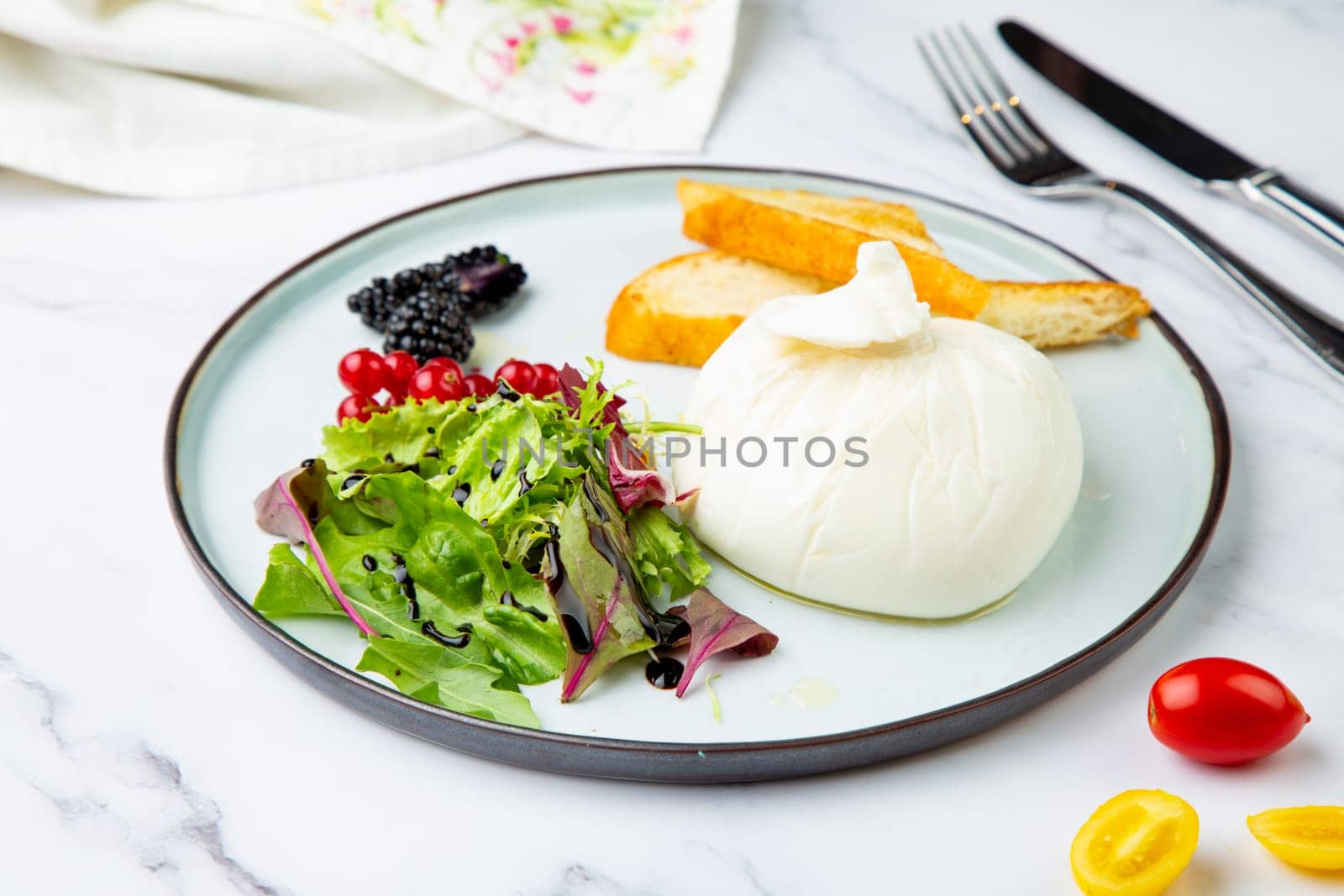 mozzarella with spinach, cherry tomatoes, wild berries and bread