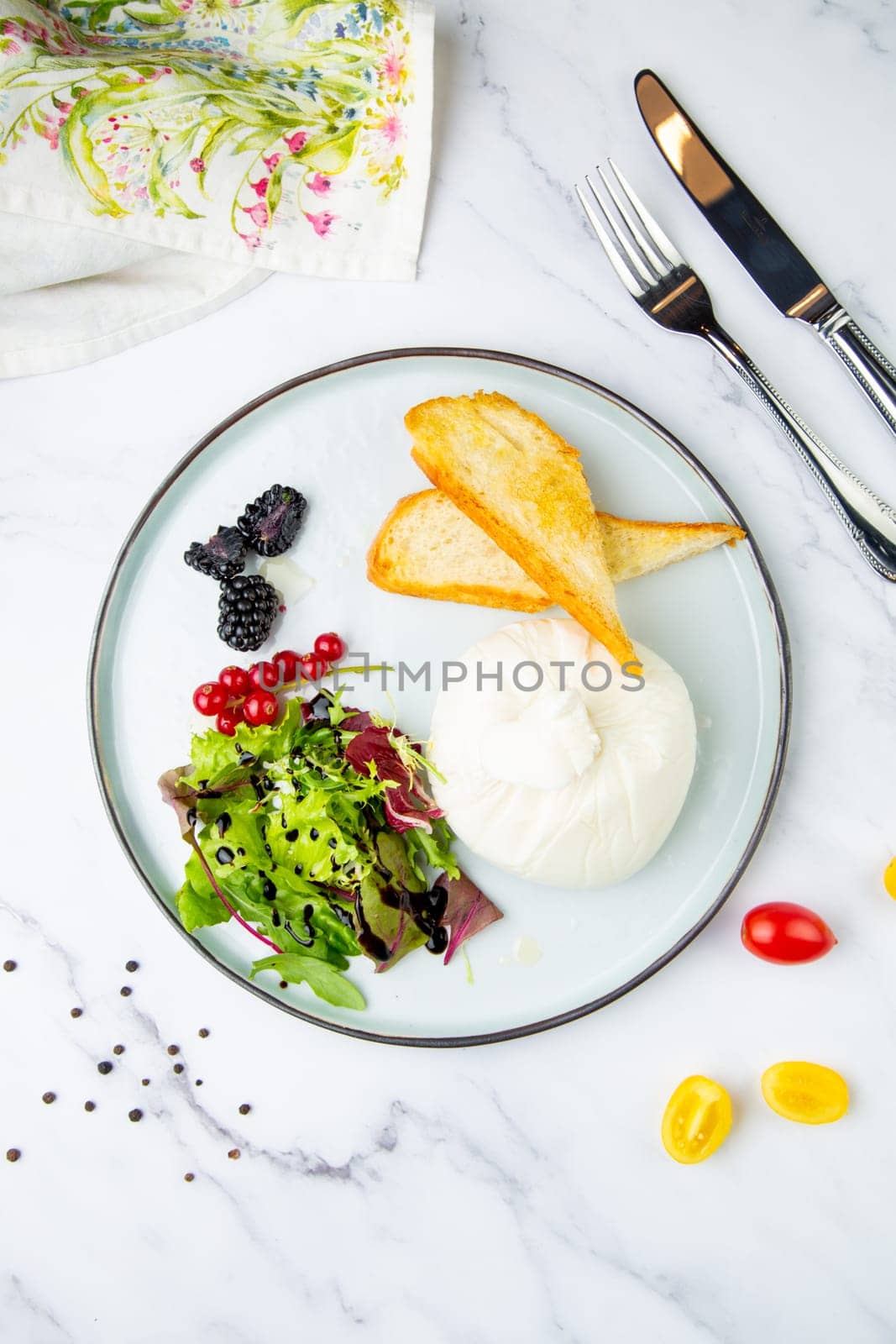 mozzarella with spinach, cherry tomatoes, wild berries and bread