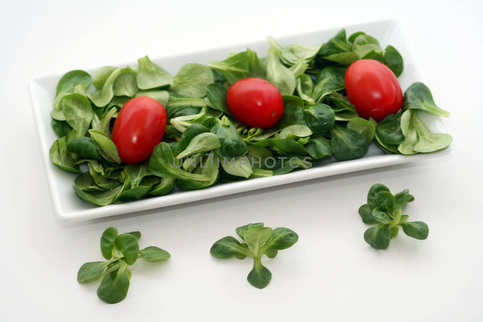Lamb's lettuce with tomatoes
