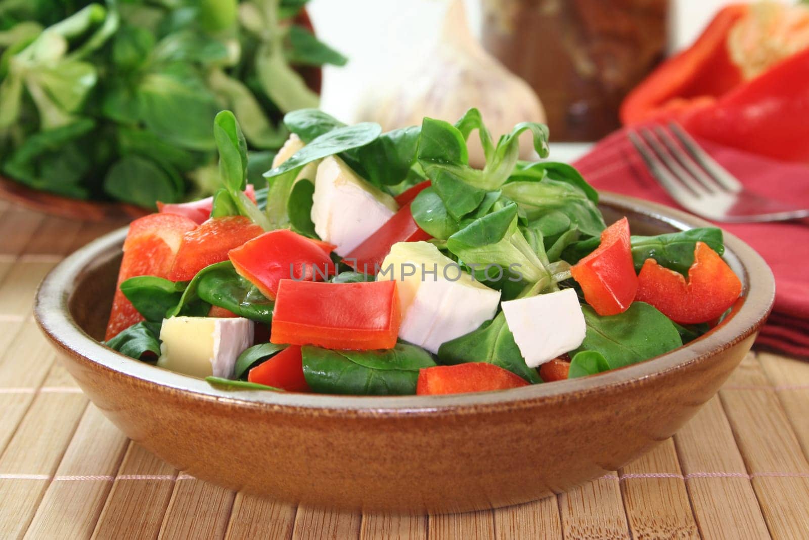 Lamb's lettuce with pepper cubes and goat cheese