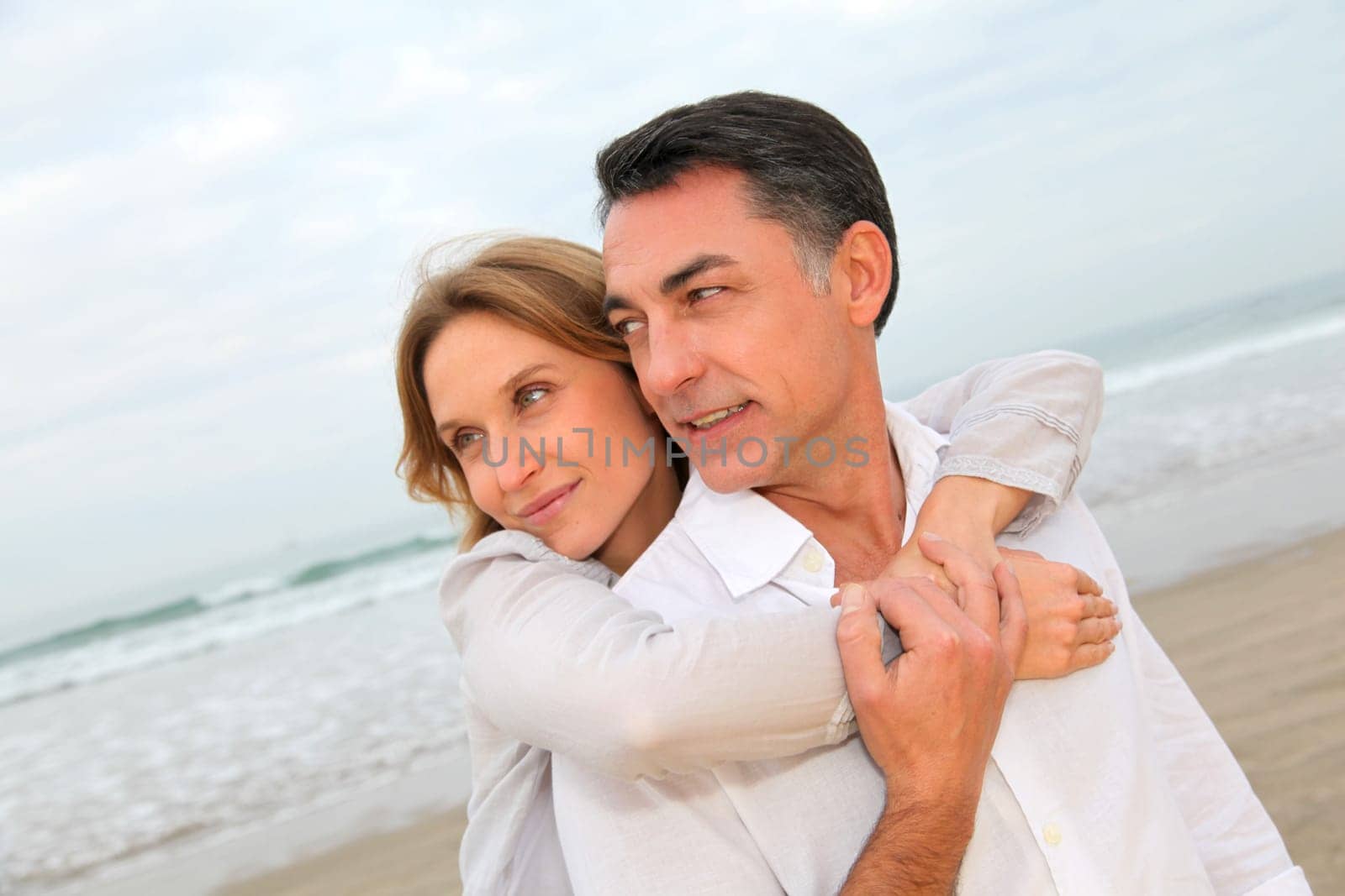 Couple embracing each other at the beach