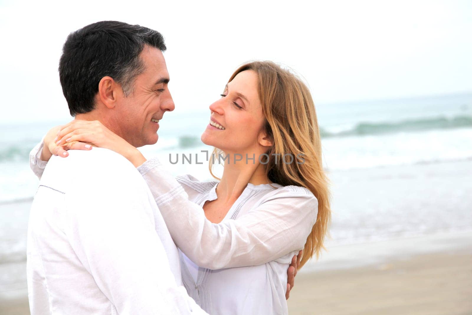 Couple embracing each other at the beach