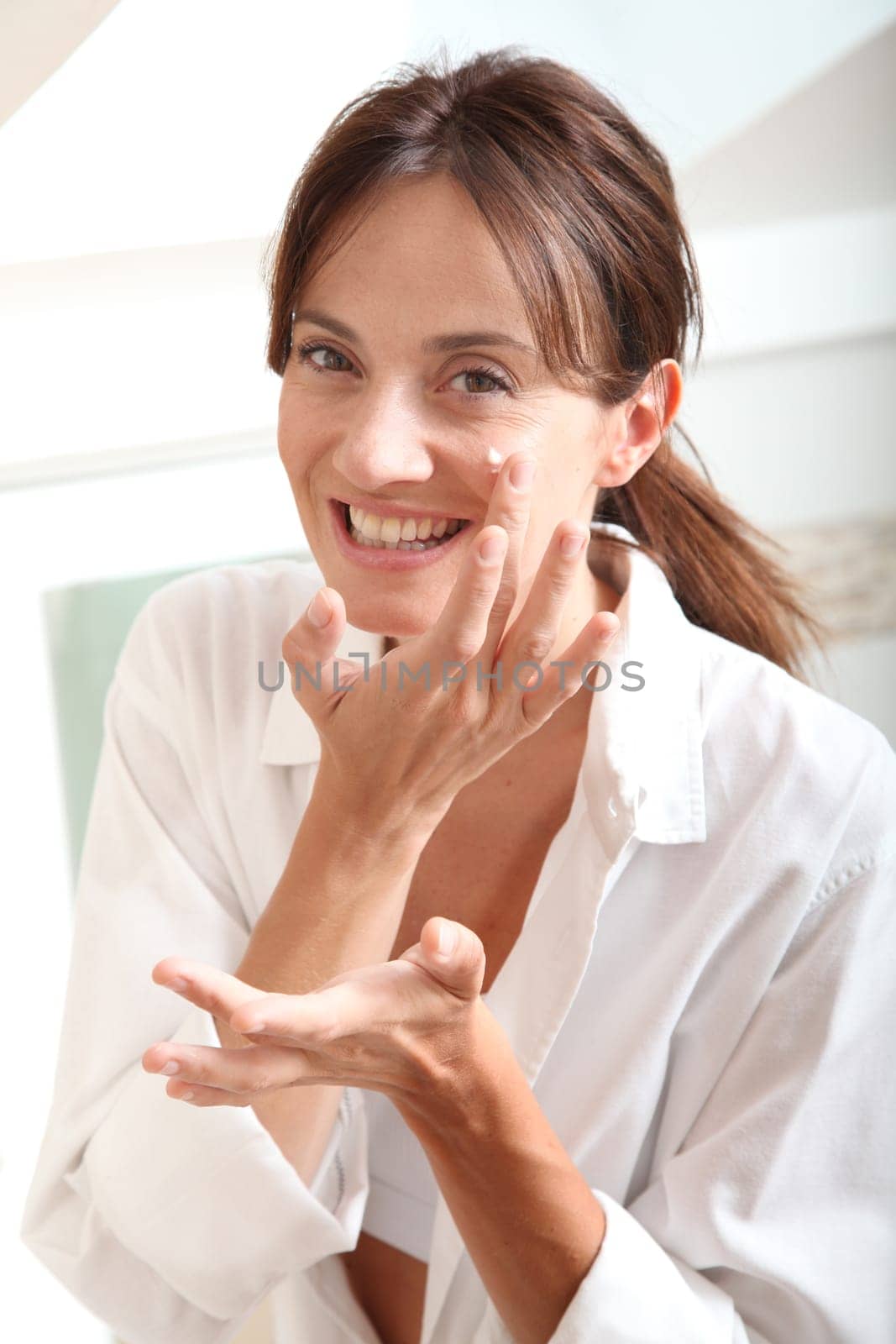 Woman moistuizing her body