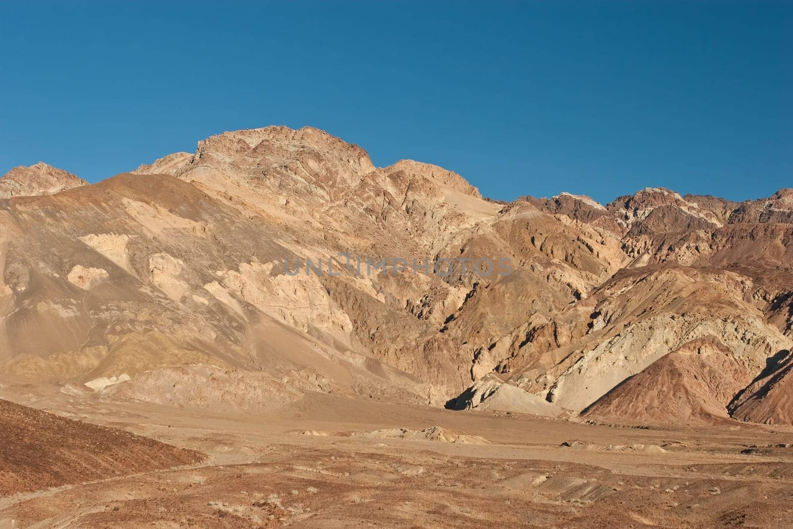 Artist&#039 s Drive rises up to the top of an alluvial fan fed by a deep canyon cut into the Black Mountains. Artist&#039 s Palette is on the face of the Black Mountains and is noted for having various colors of rock.
