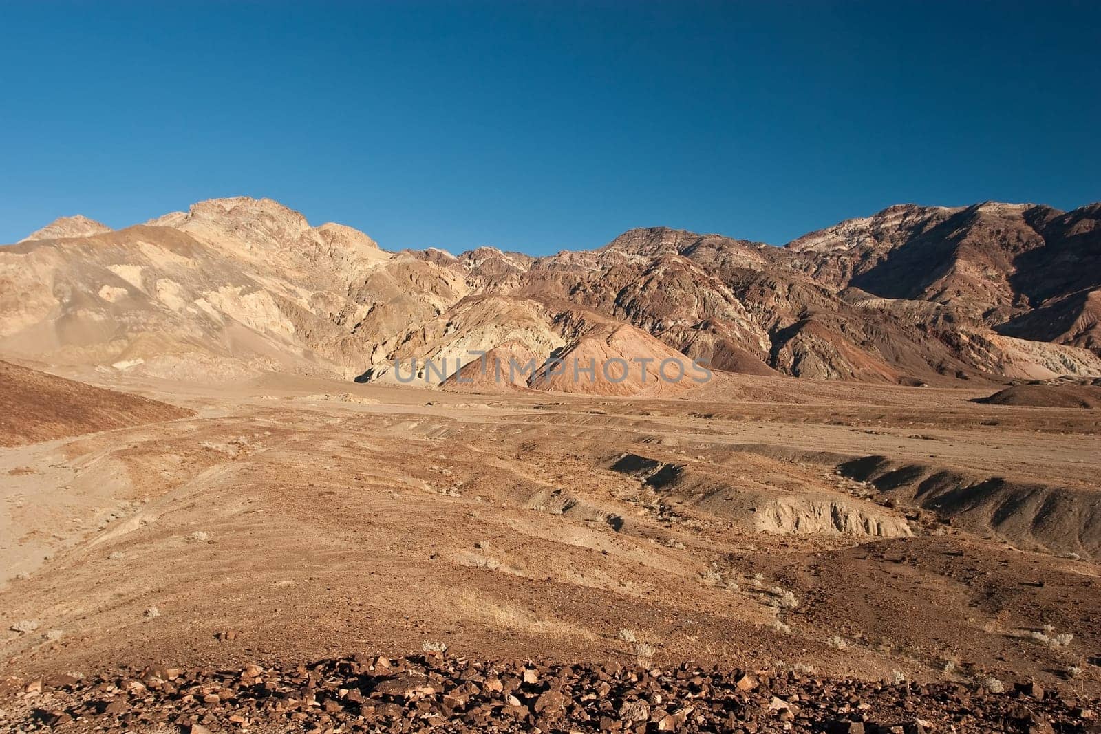 Artist&#039 s Drive rises up to the top of an alluvial fan fed by a deep canyon cut into the Black Mountains. Artist&#039 s Palette is on the face of the Black Mountains and is noted for having various colors of rock.