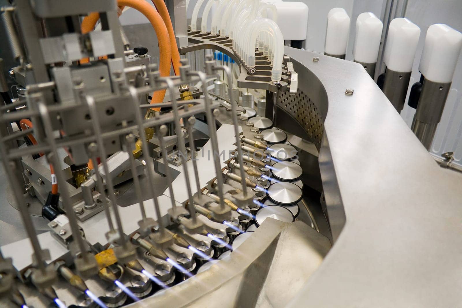 Fully automatic filling and sealing machine for the production of medicines in ampoules.
