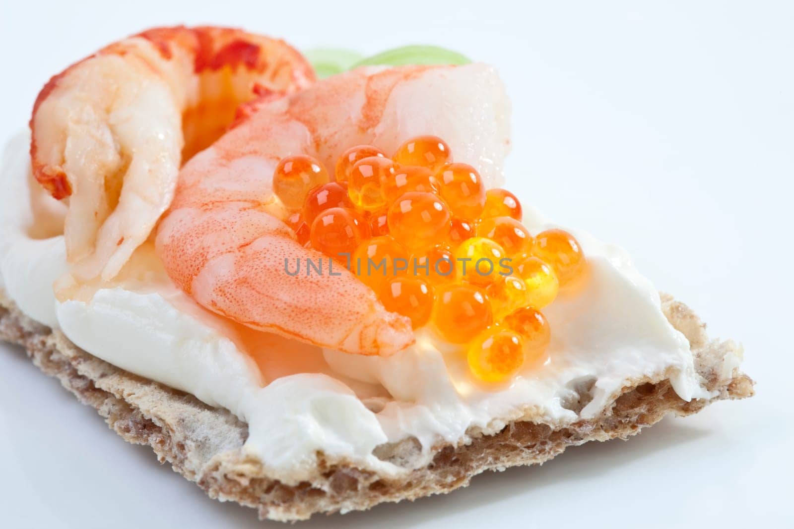 Knaeckebrot with prawns and caviar