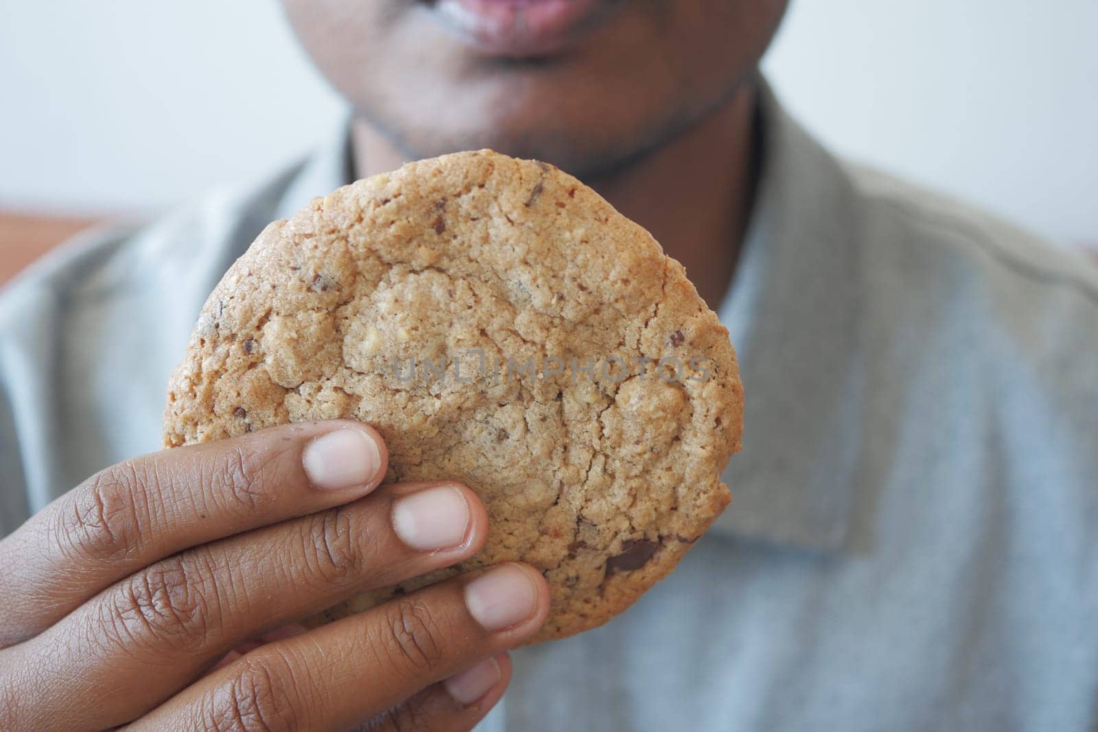 men hand holding a sweet cookies .