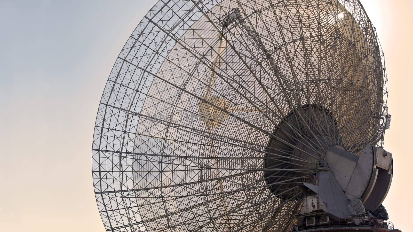 the huge satellite dish that is the receiver for parkes radio telescope