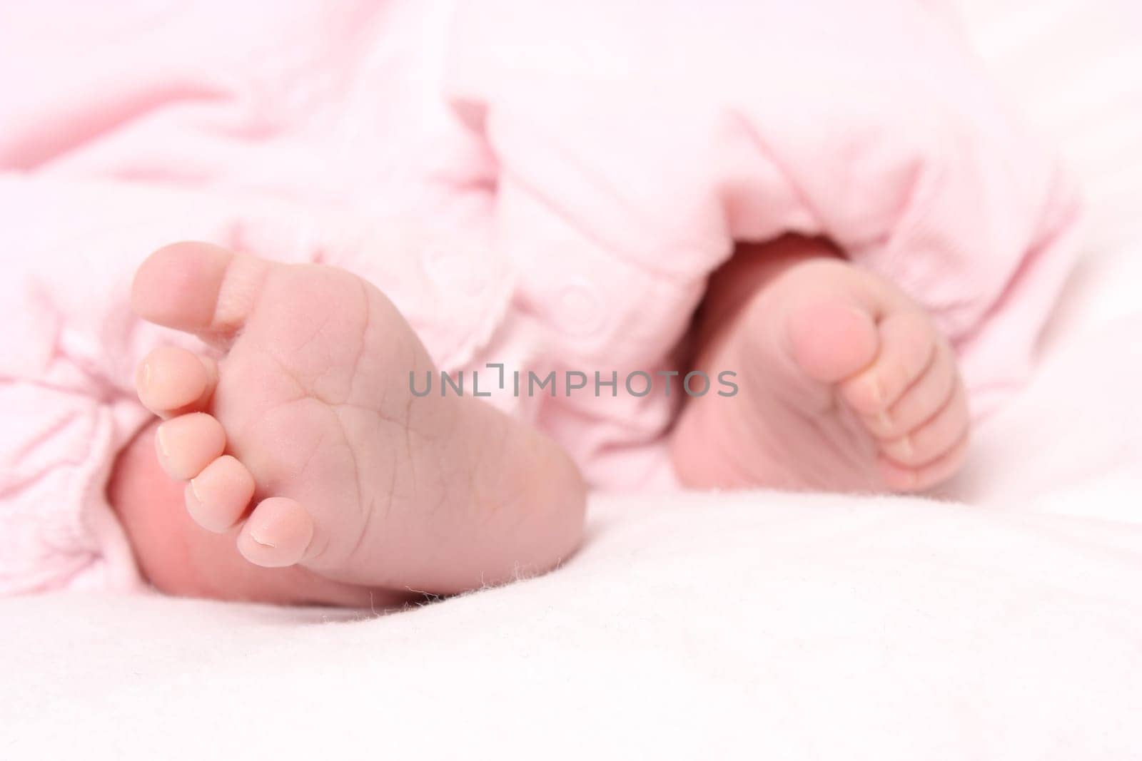 baby,newborn,birth,foot,feet,foot,family,child,naked,skin,detail,close-up,cohesion,love,affection,white,happiness,offspring,baby foot,toe,leg