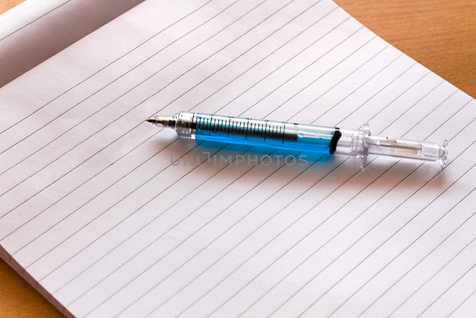 Ballpoint like hypodermic needle or -syringe with wrting-paper