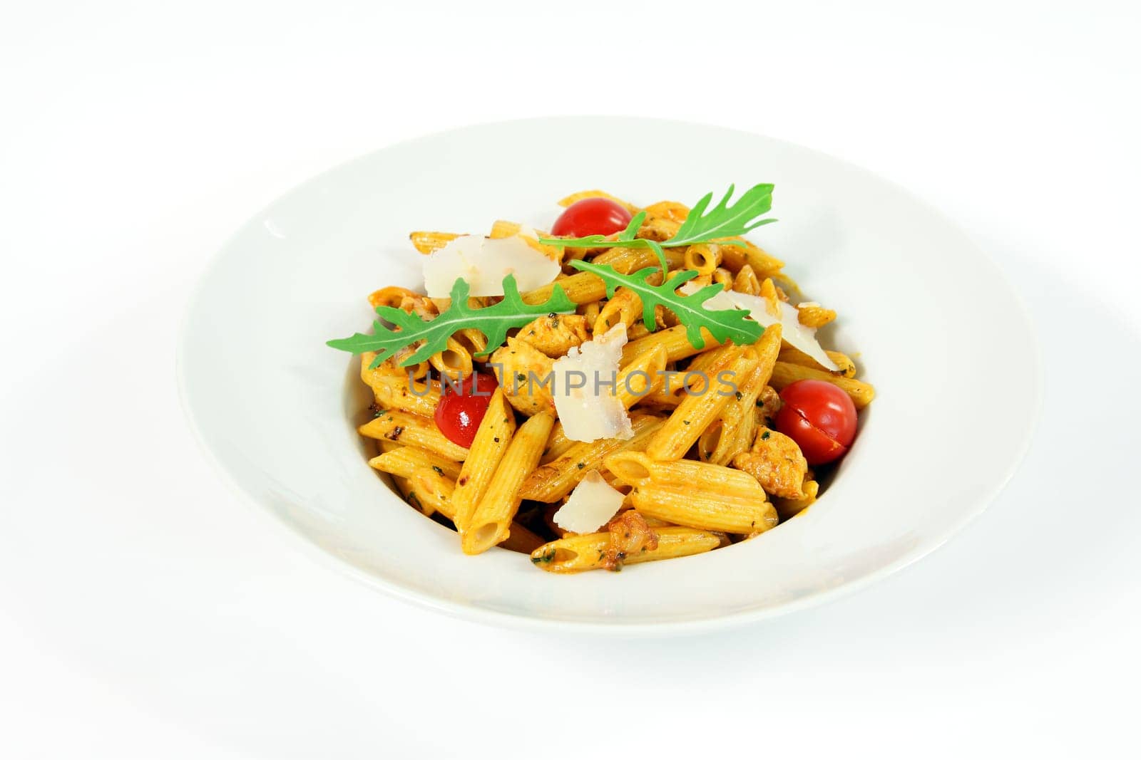 Penne alla vodka with chicken meat and salad rucola