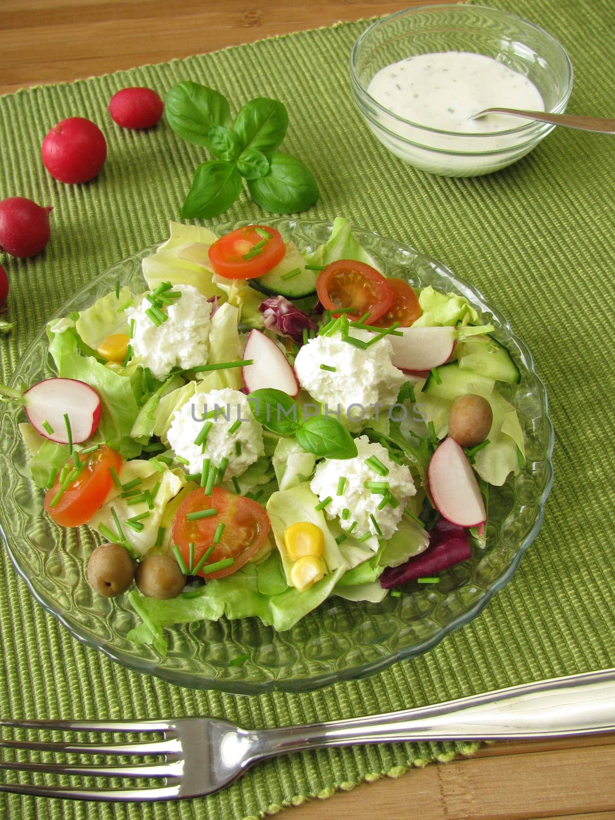 Salad with goat cream cheese balls