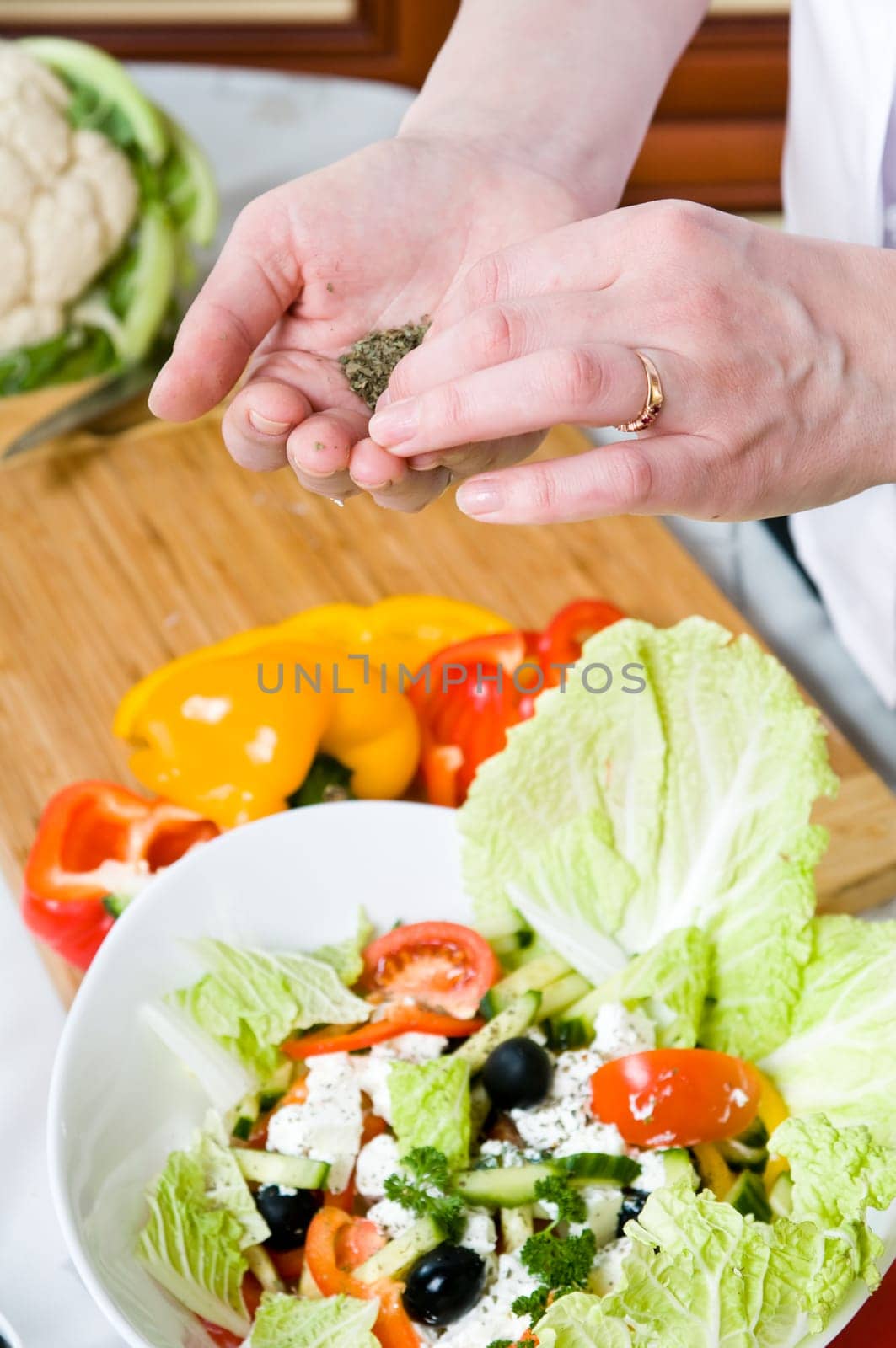 Preparation of vegetarian salad from fresh vegetables