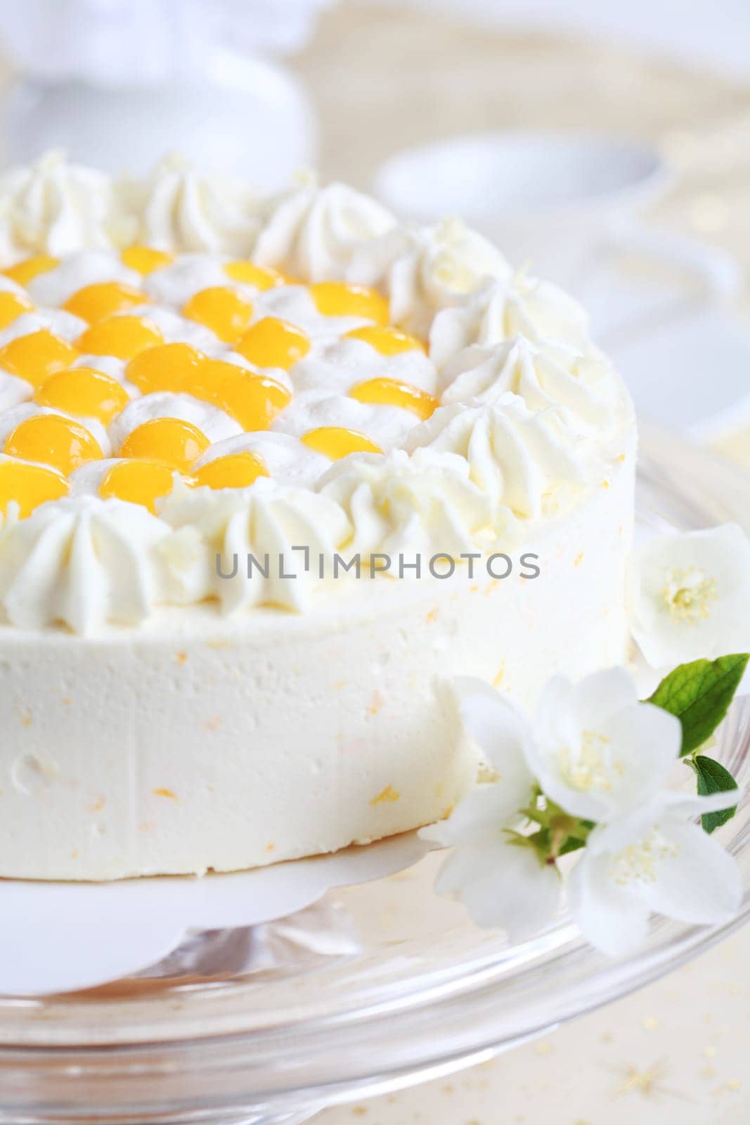 Delicious yogurt cake with oranges and cream
