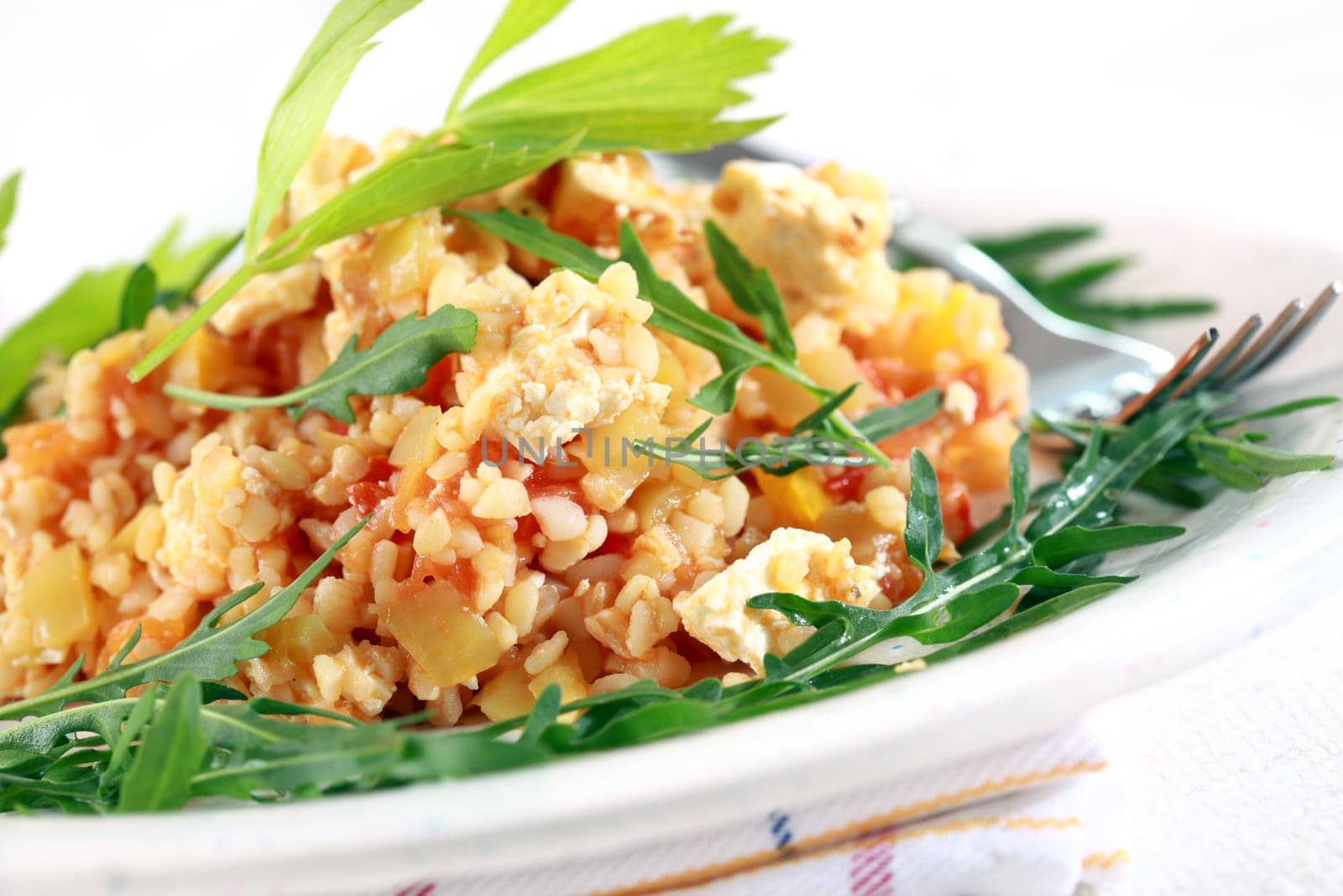Bulgur risotto with arugula salad