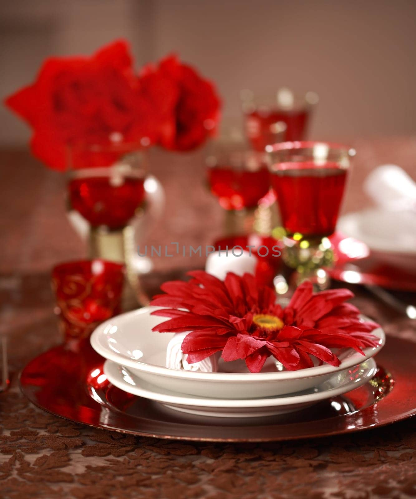 Luxury place setting in red and white for Christmas or other event