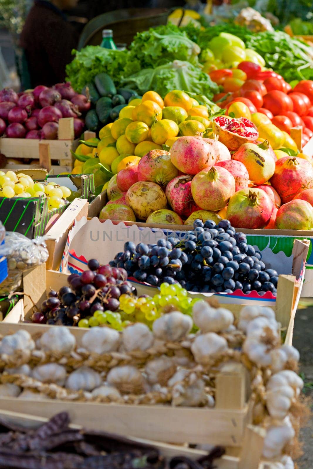 Fruits and vegetables displayed in an outdoor farmer&#039 s market