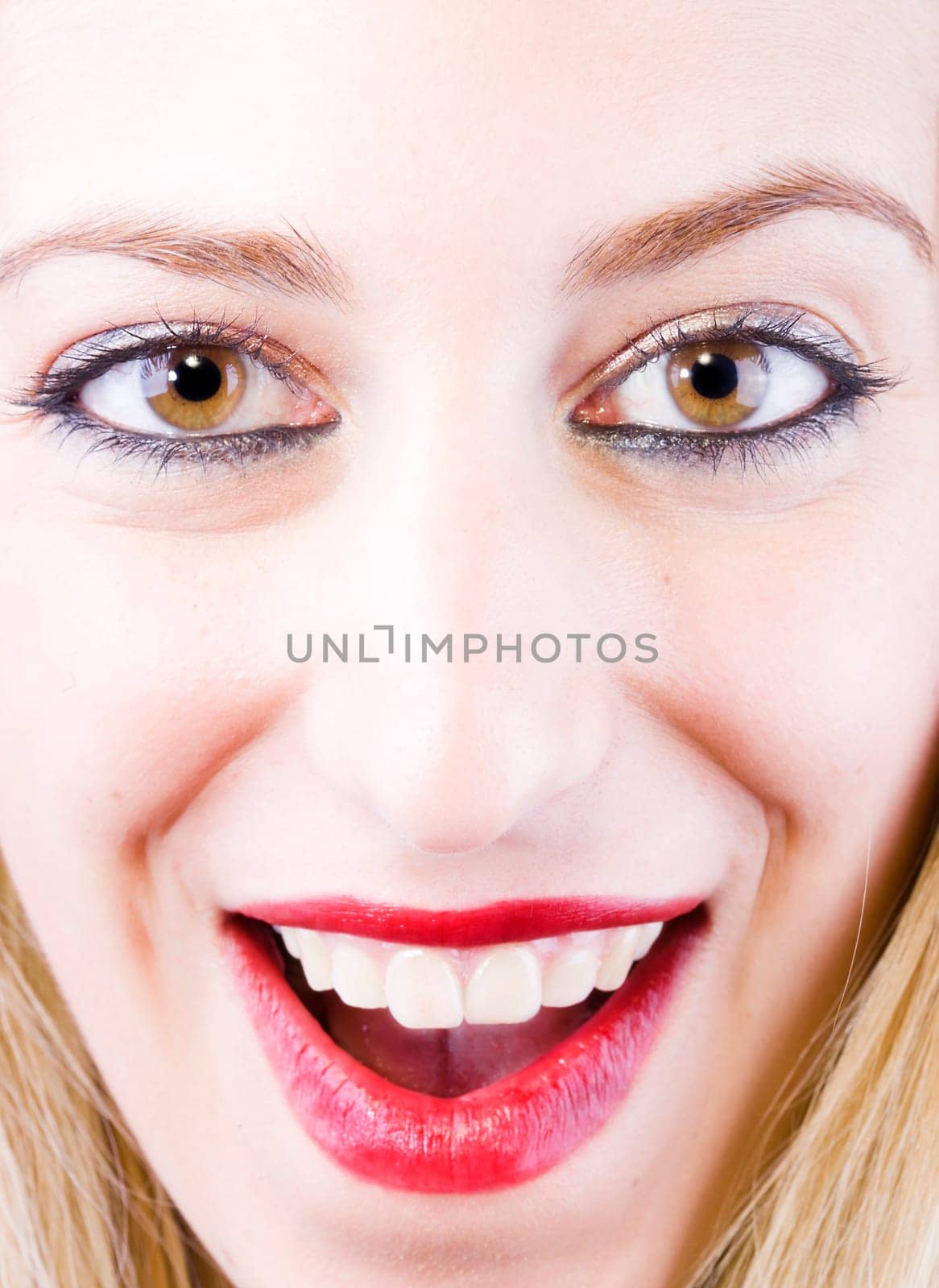 close up of a young beautiful girl with a nice mouth smiling