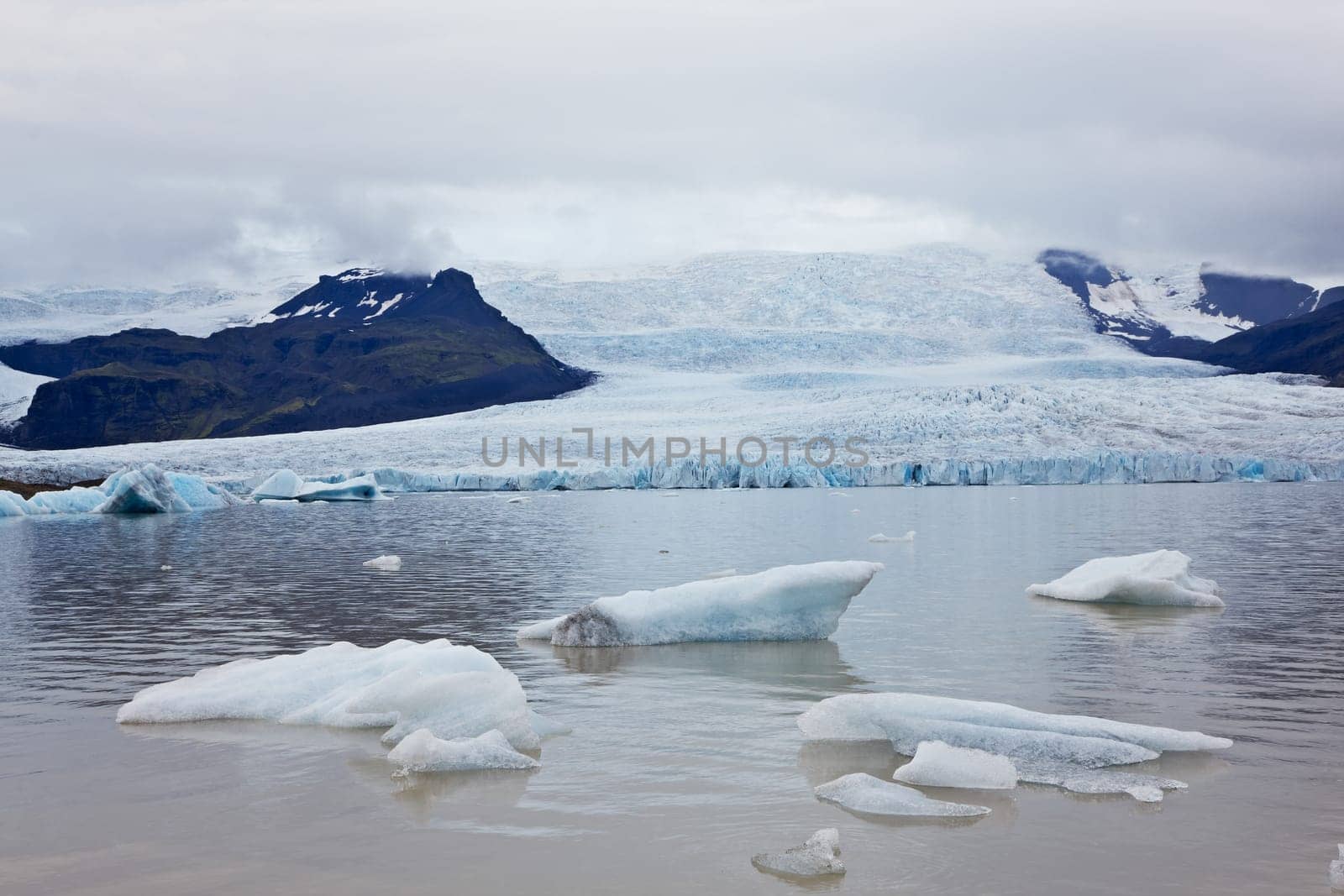 Fjallsarlon Glacial lake and Fjallsjokull glacier, Iceland