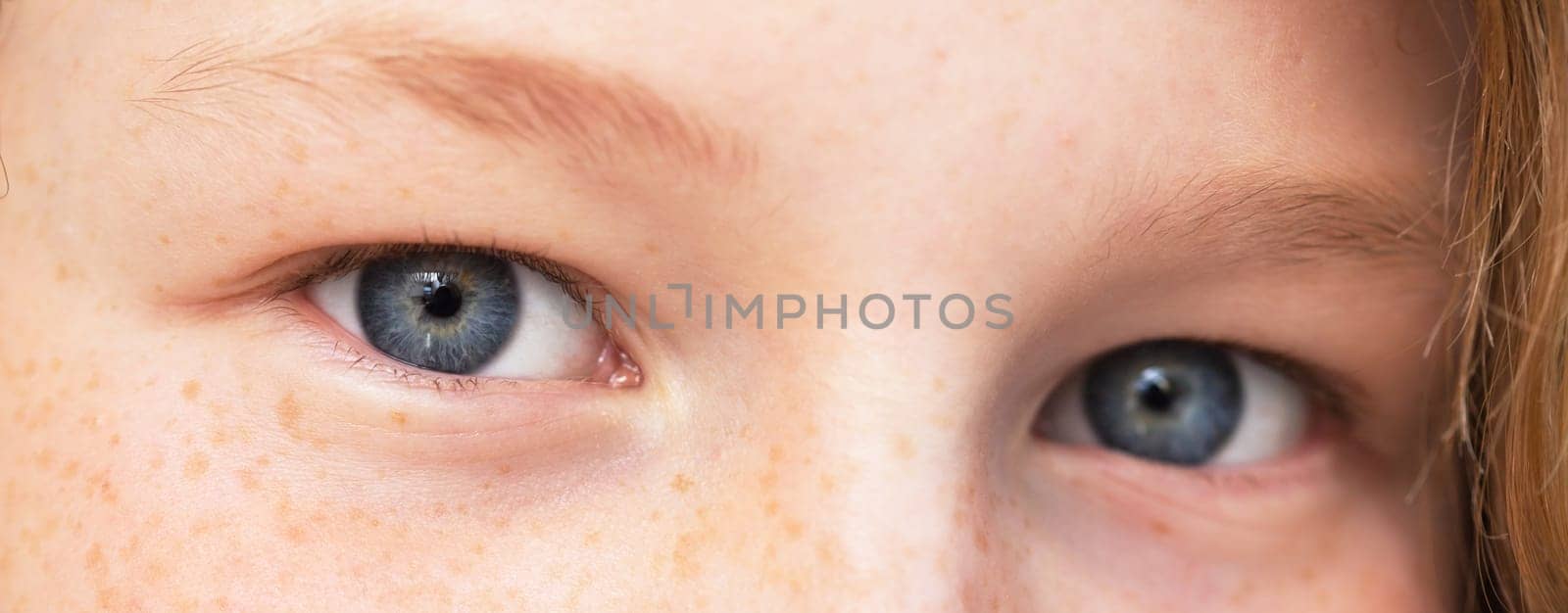 Closeup view of teenager girl&#039 s eyes, shallow DOF (only one eye in focus)