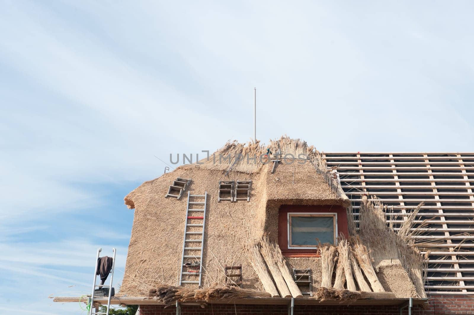 Roof truss of a single-family house,which is covered with thatch