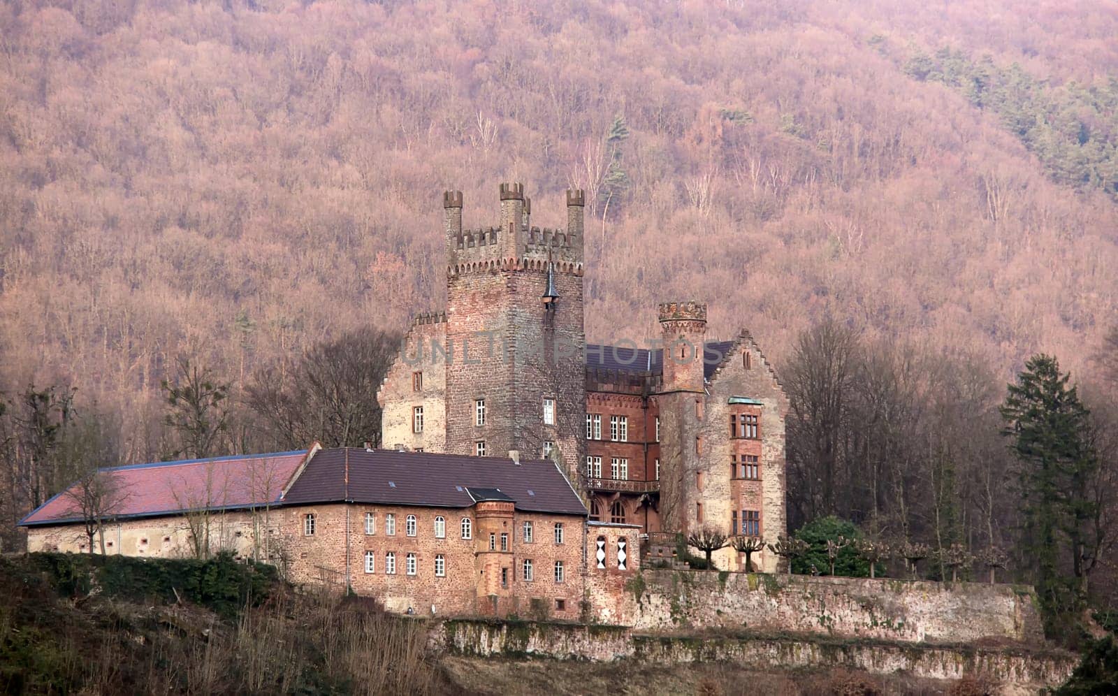 The Mittelburg is a well-preserved medieval castle in the four-castle town of Neckarsteinach,which is still inhabited today. It is the second oldest of the four castles Vorderburg,Mittelburg,Hinterburg and Schwalbennest.