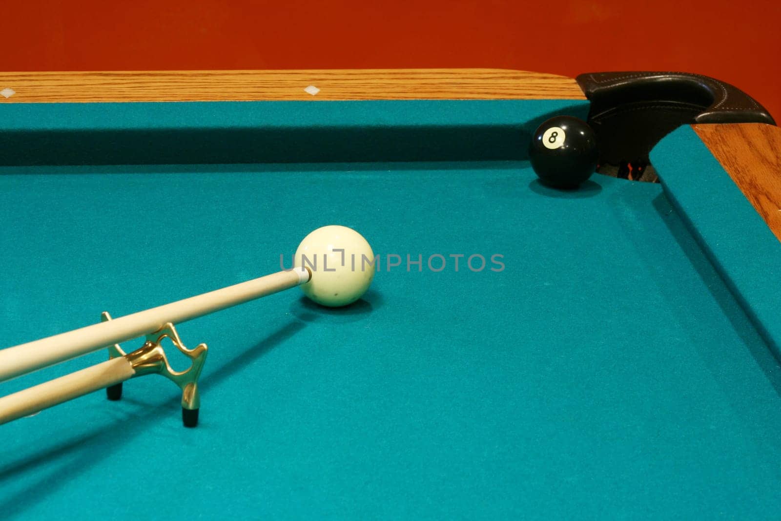 8 ball bridge shot in the corner pocket