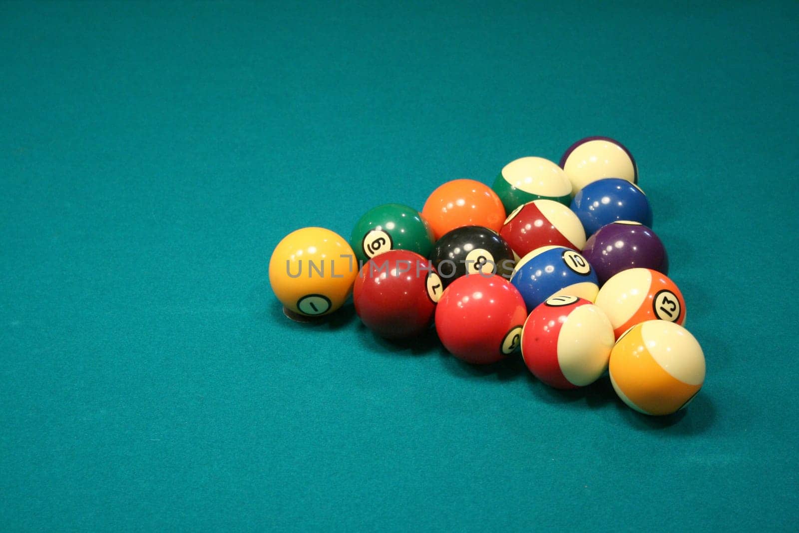8 ball rack on green pool table