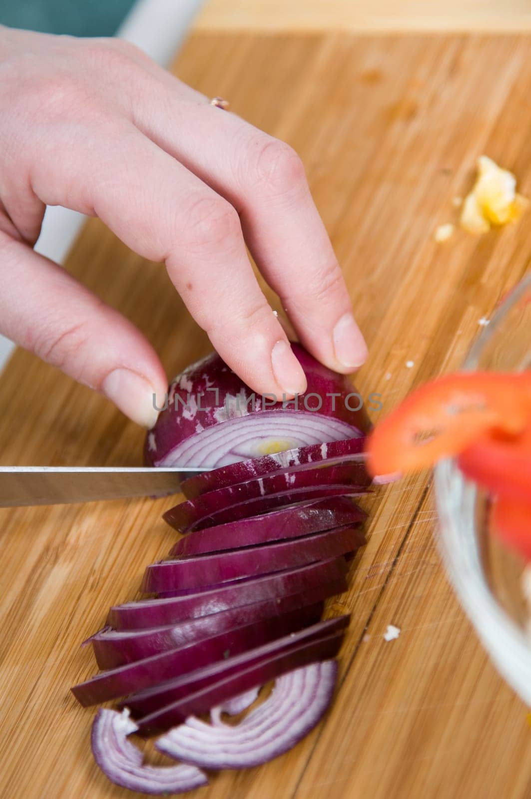 Preparation of vegetarian salad from fresh vegetables
