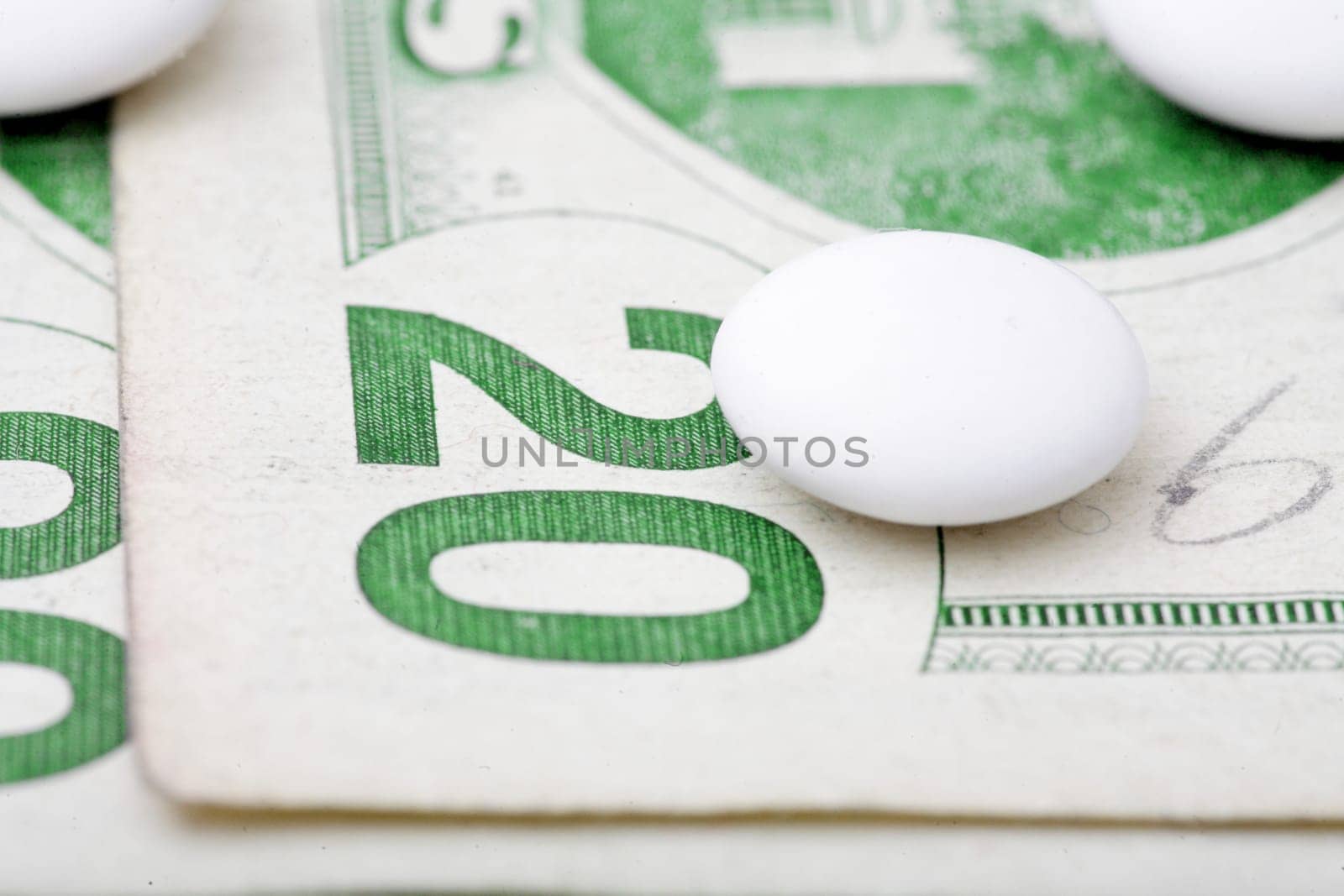 macro of 20 dollar and white pill