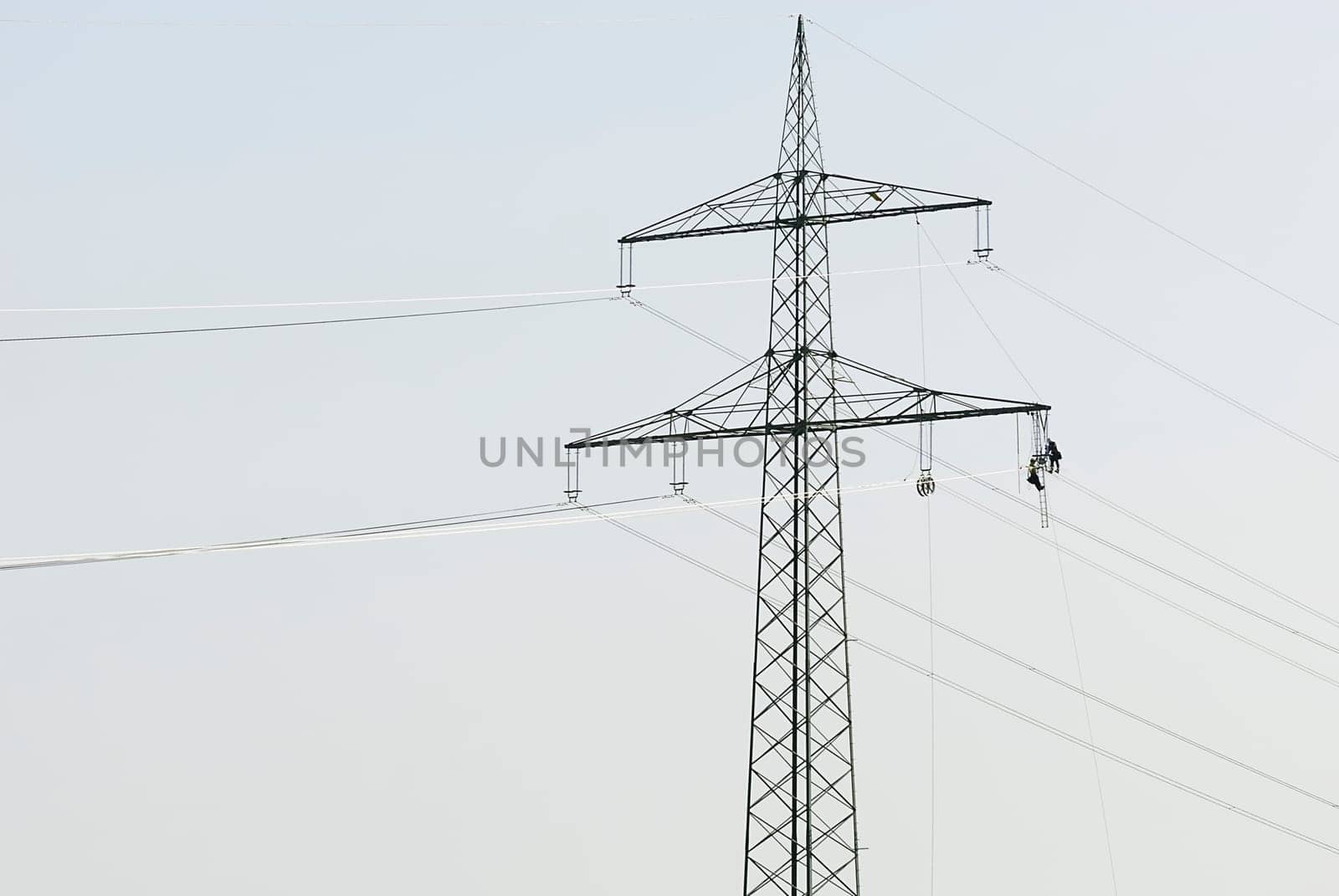 Overhead line towers