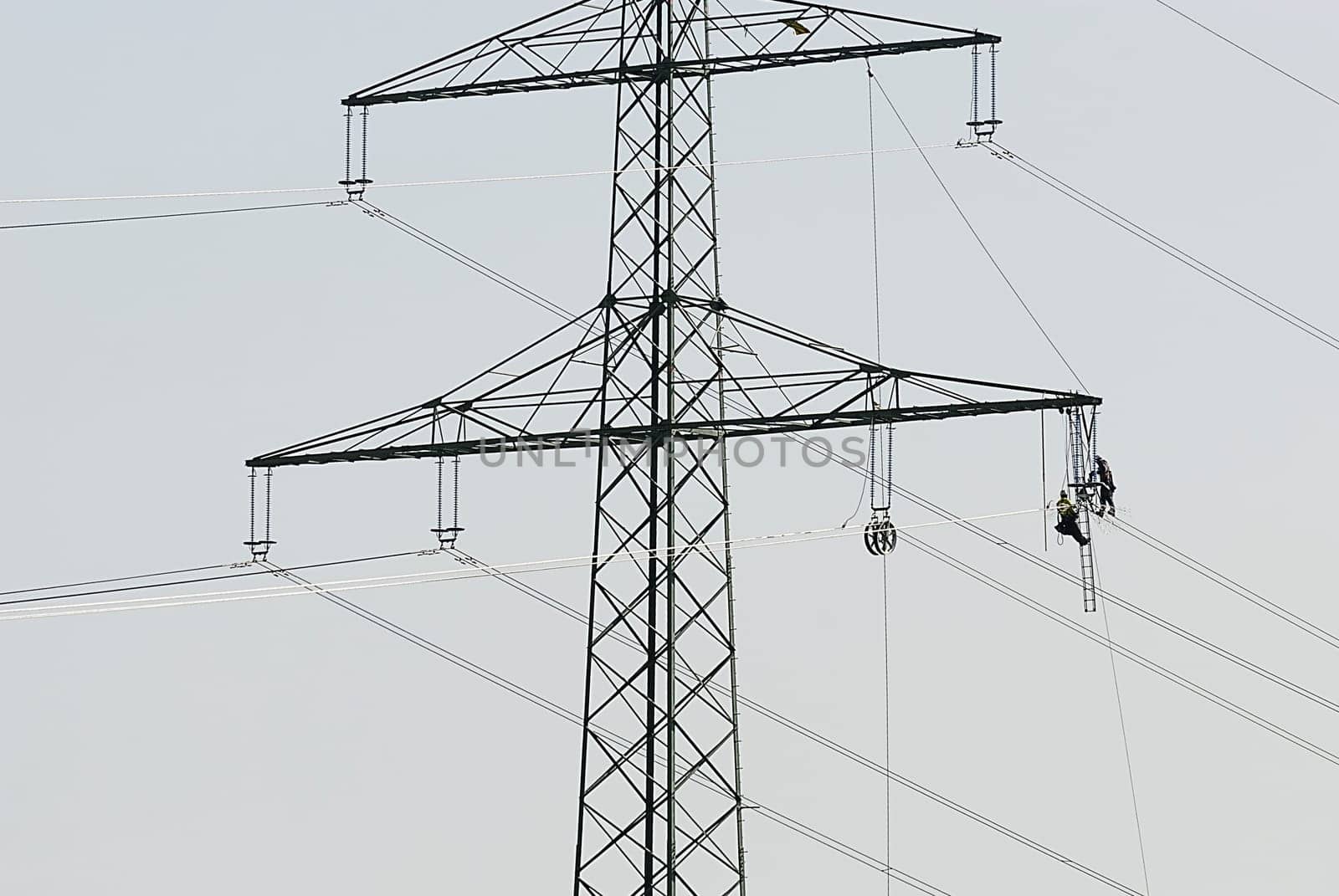 Overhead line towers