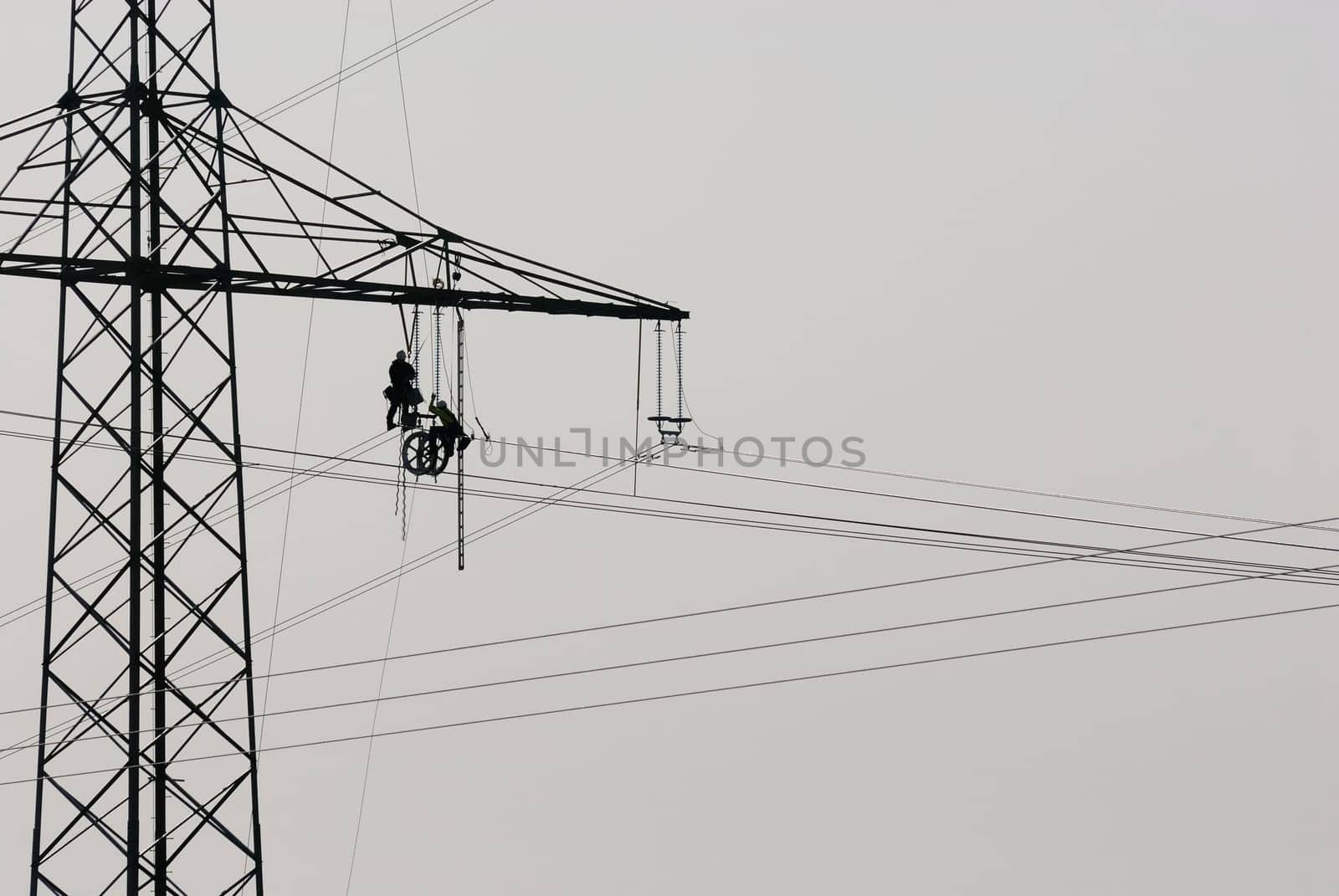 Overhead line towers