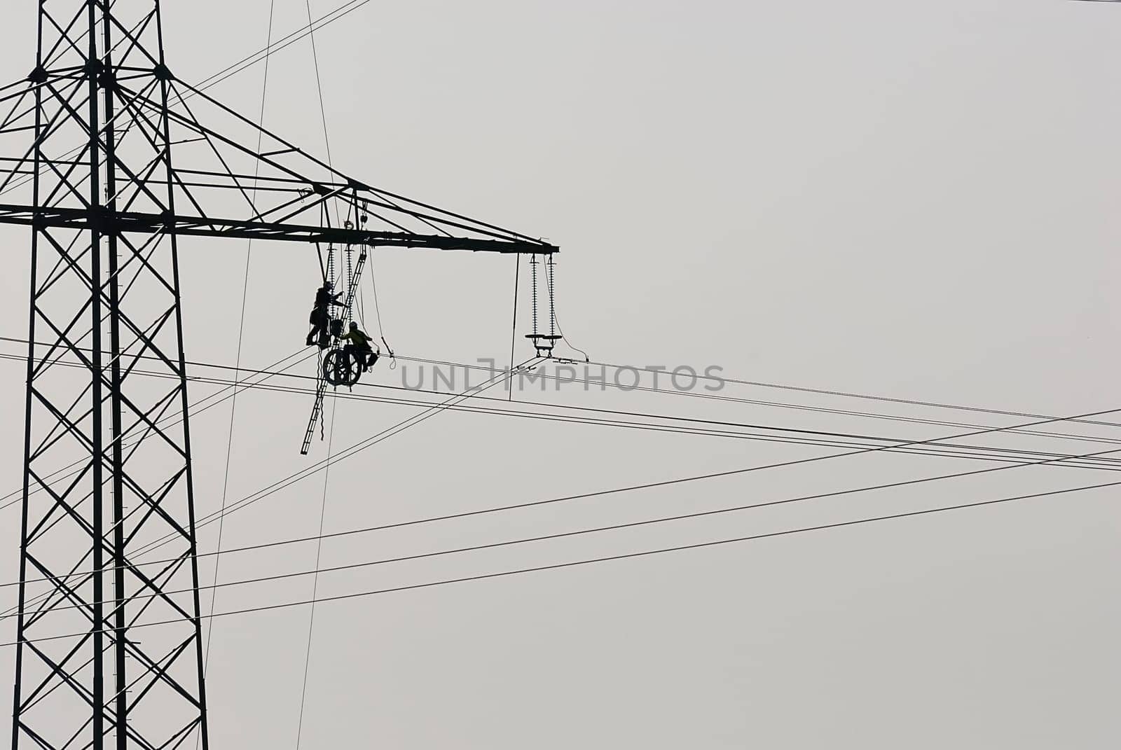 Overhead line towers