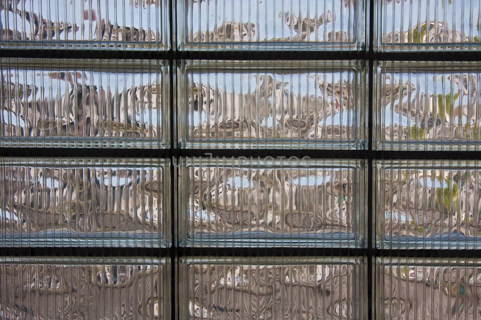 Glass blocks transverse