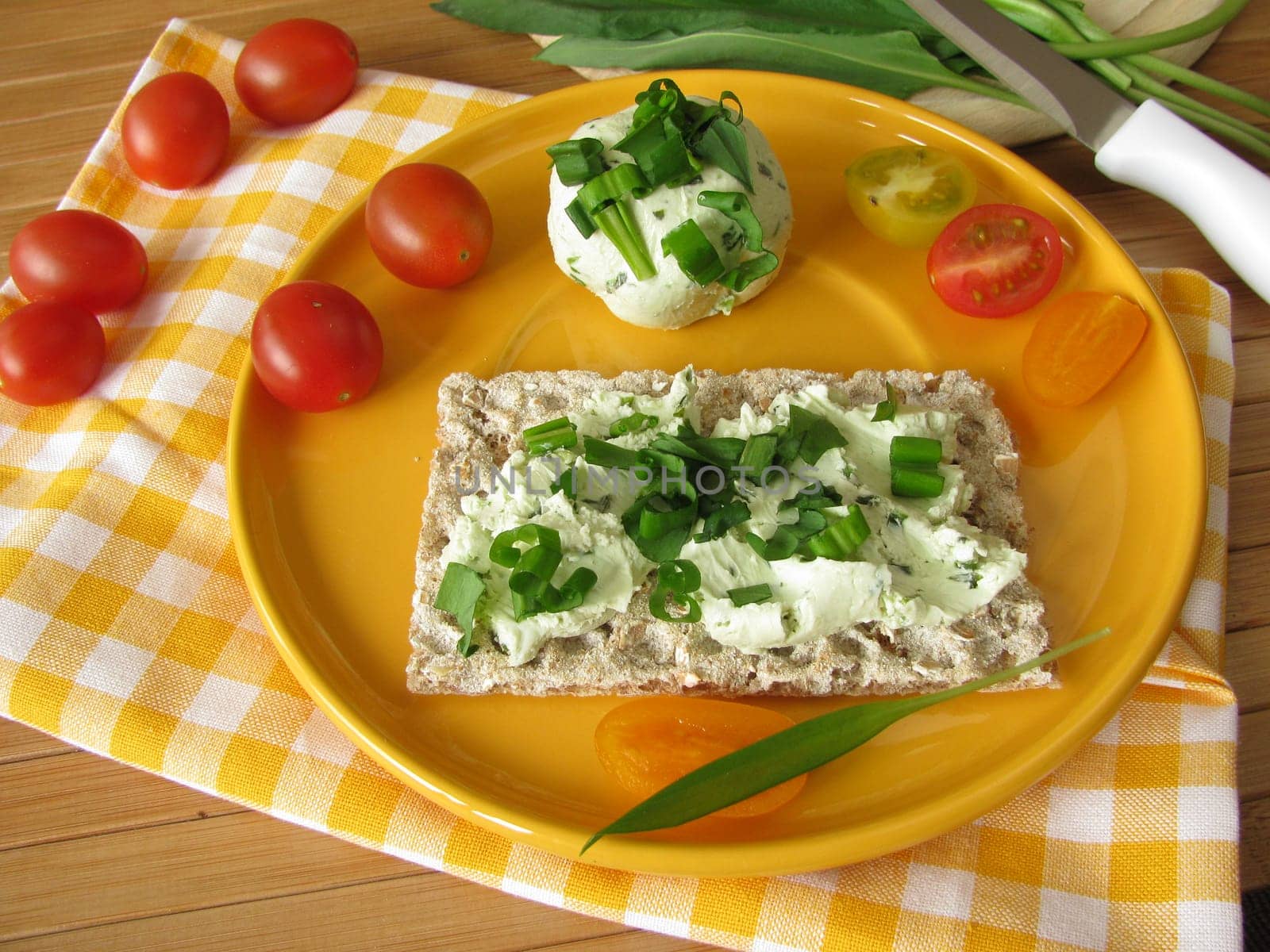 Wild garlic cream cheese on crispbread
