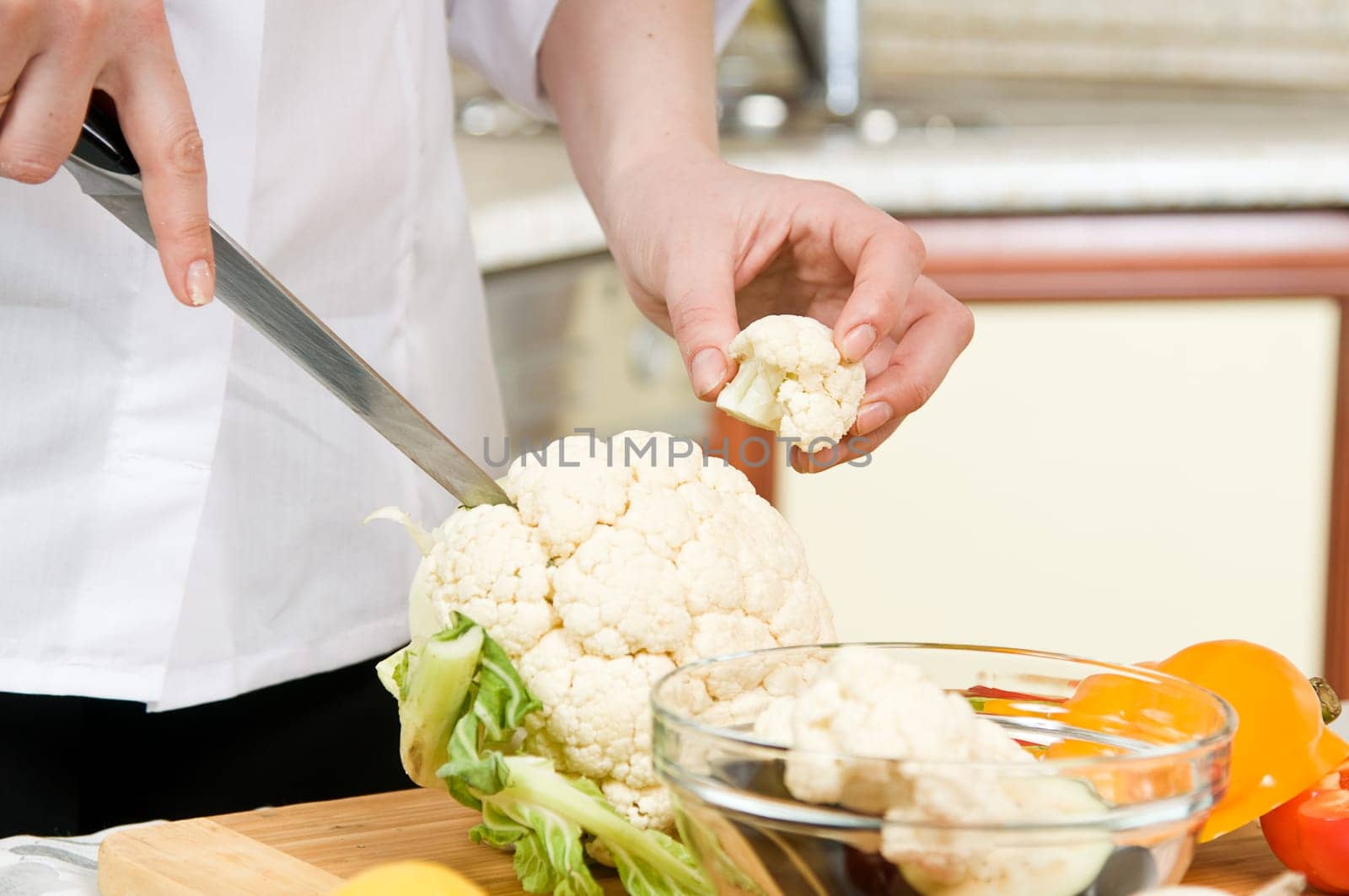 Preparation of vegetarian salad from fresh vegetables