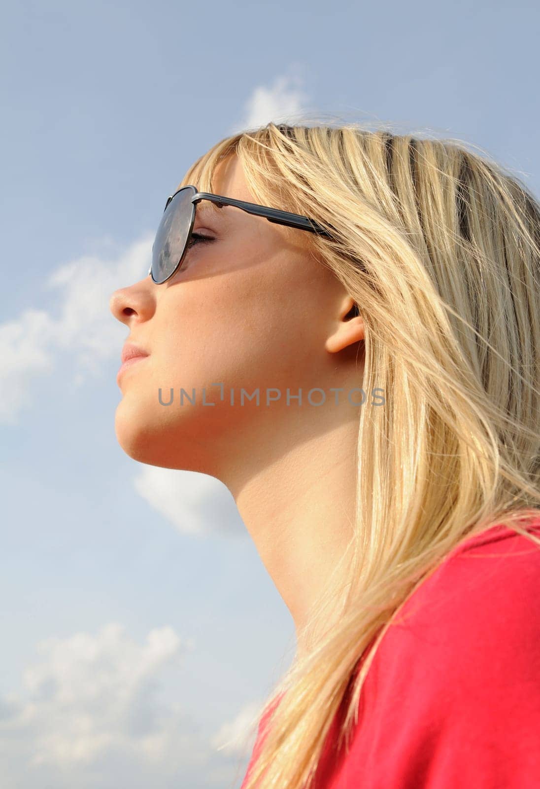 Young woman with sunglasses