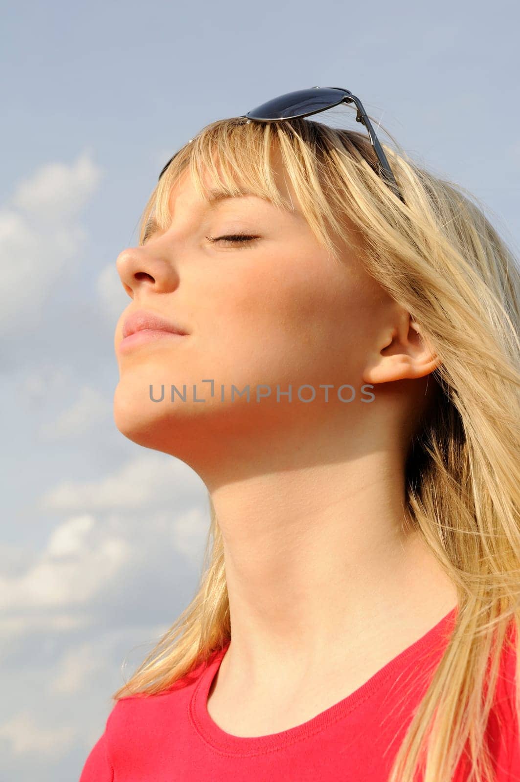 Young woman with sunglasses
