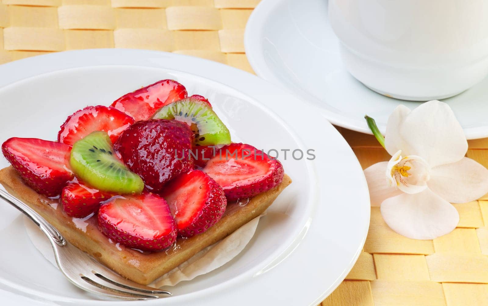 strawberry cake with kiwi