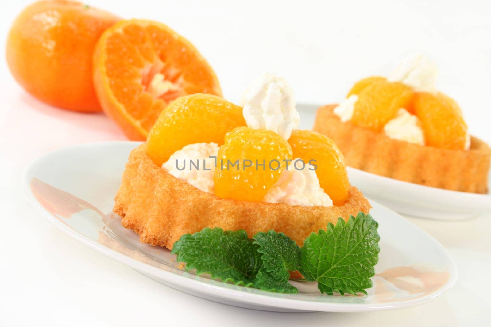 Mandarin tartlet with cream and lemon balm
