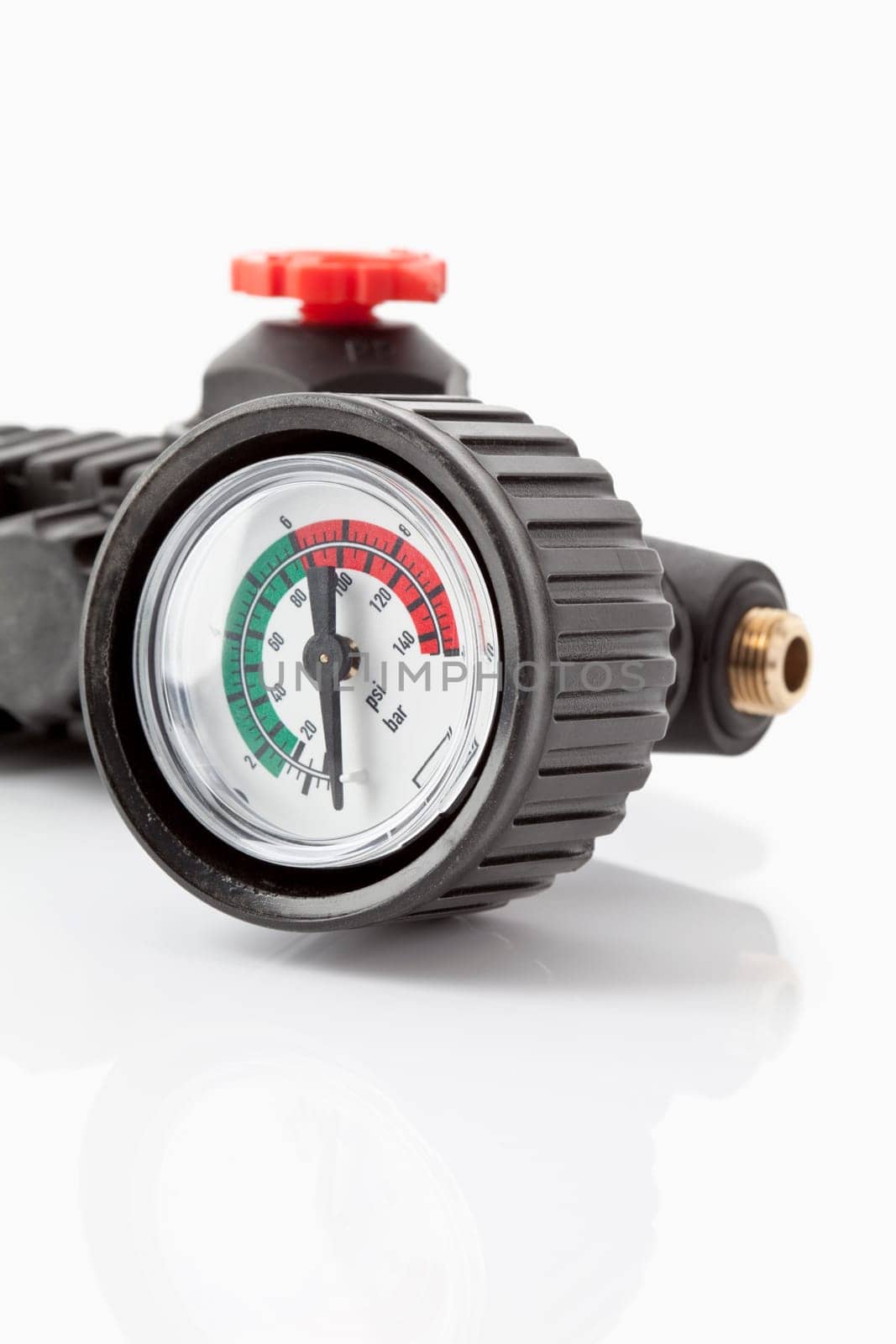 Pressure regulator with pressure gauge
