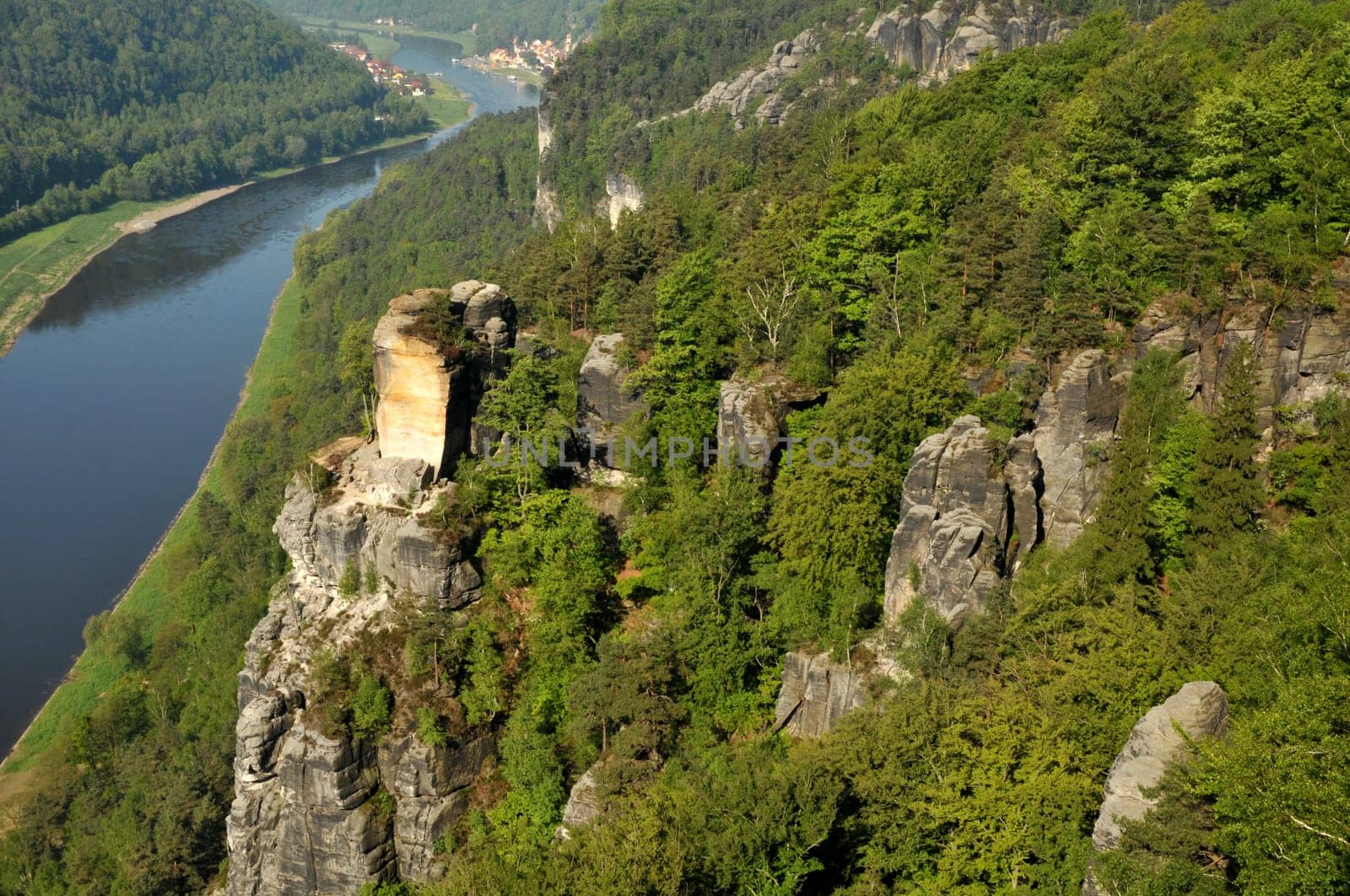 On November 22,2000,one of the most spectacular rockfalls of the past decades in Saxon Switzerland occurred at the Wartturm. About a third of the rock broke off,about 450 m³ of sandstone with an estimated total weight of 800 tons was destroyed.