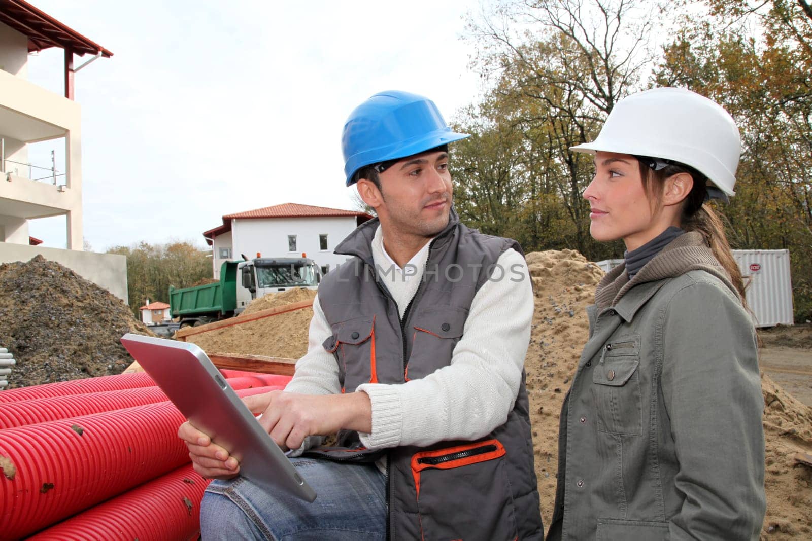 Architect an site supervisor on construcion site