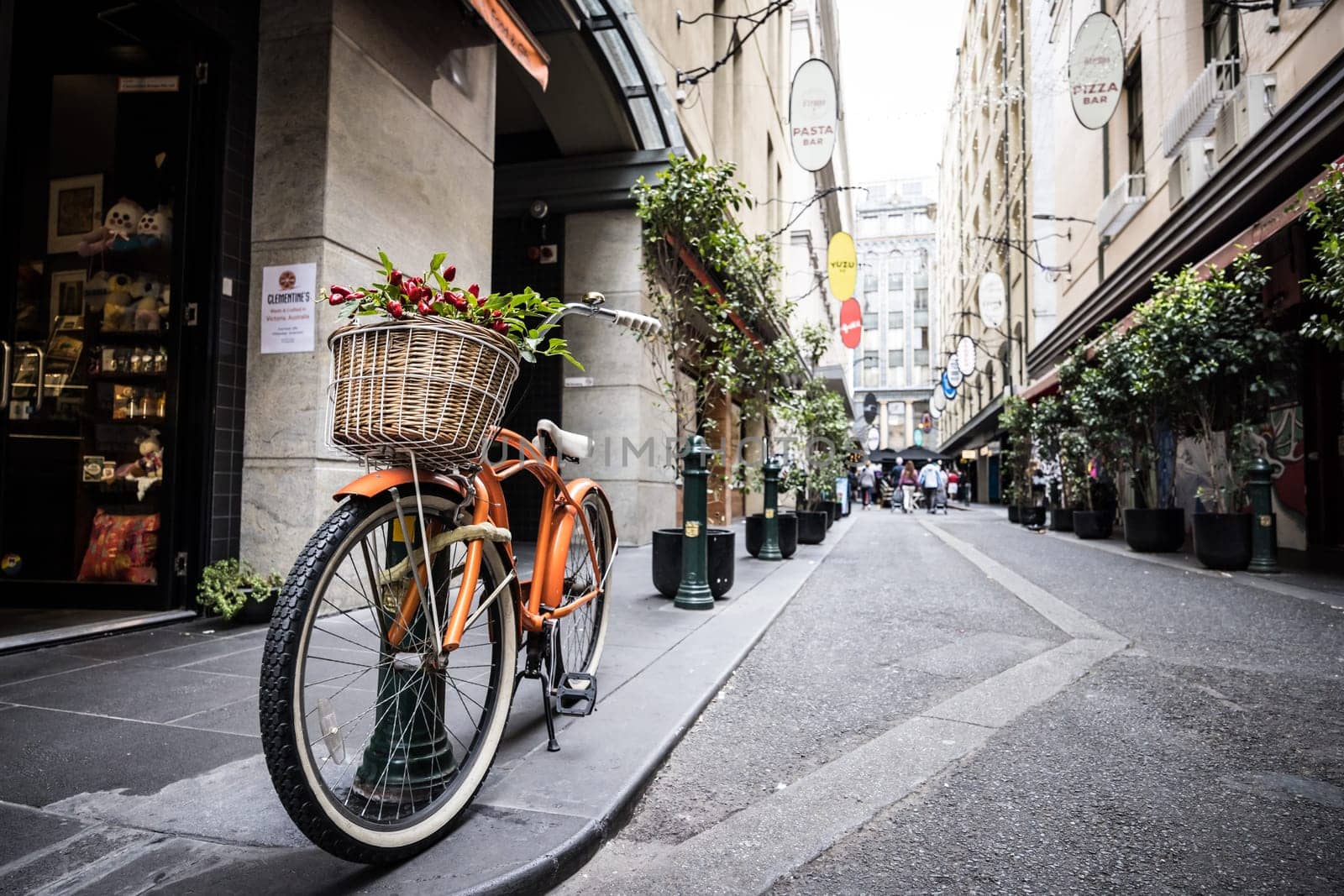 MELBOURNE, AUSTRALIA - MARCH 26 2023: Melbourne's famous Degraves St with bike on an overcast autmn morning in Melbourne, Australia