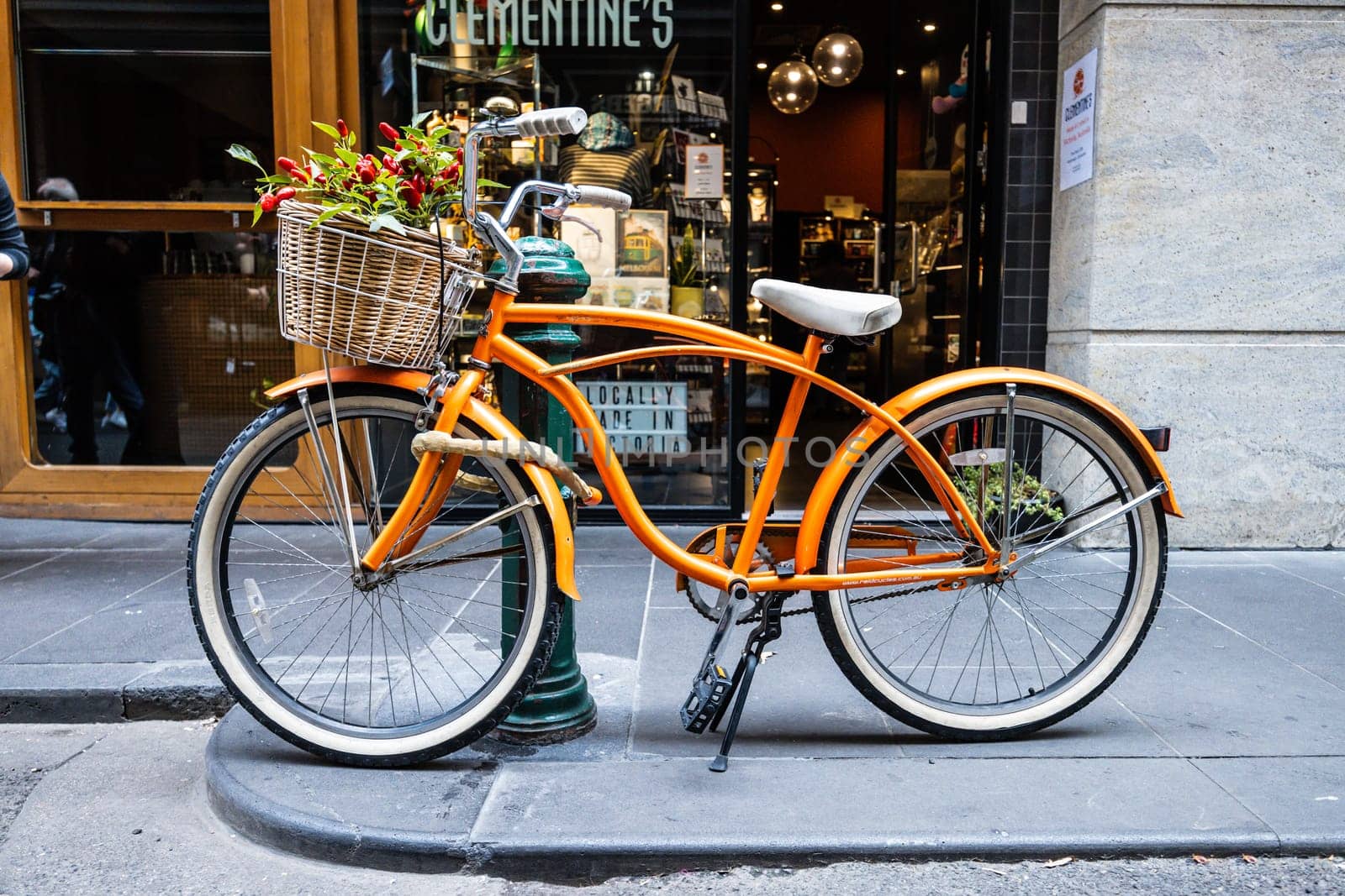 MELBOURNE, AUSTRALIA - MARCH 26 2023: Melbourne's famous Degraves St with bike on an overcast autmn morning in Melbourne, Australia