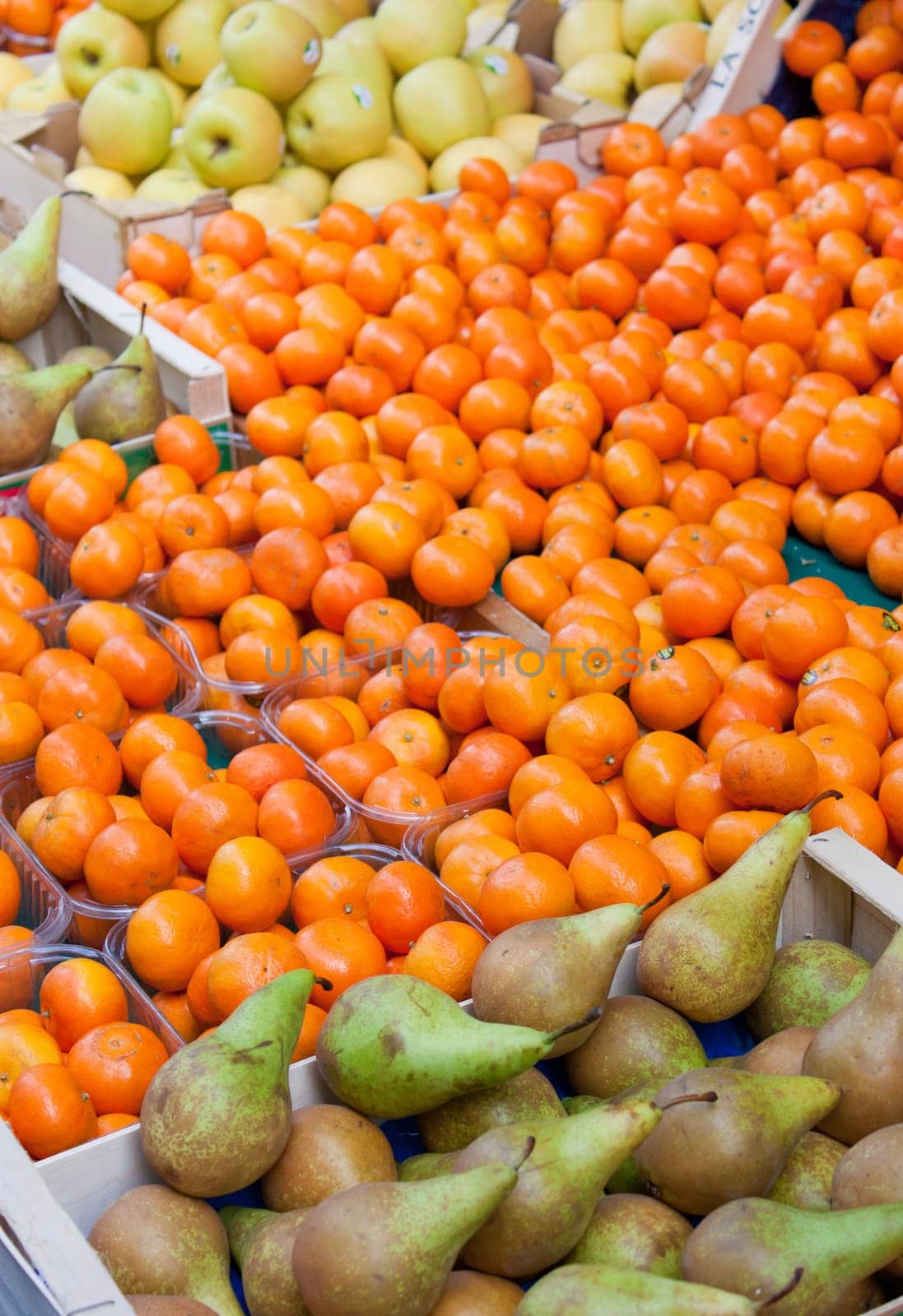 Display in a french market, clementines, pears, apples