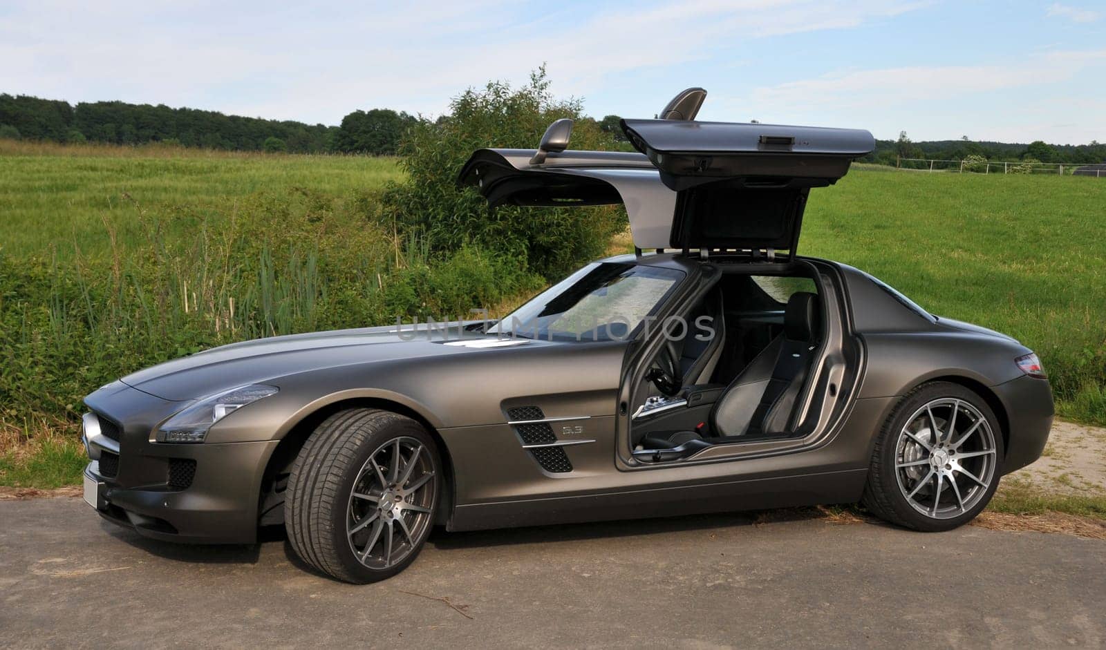 SLS - AMG with 571 hp and 317 km/h top speed
